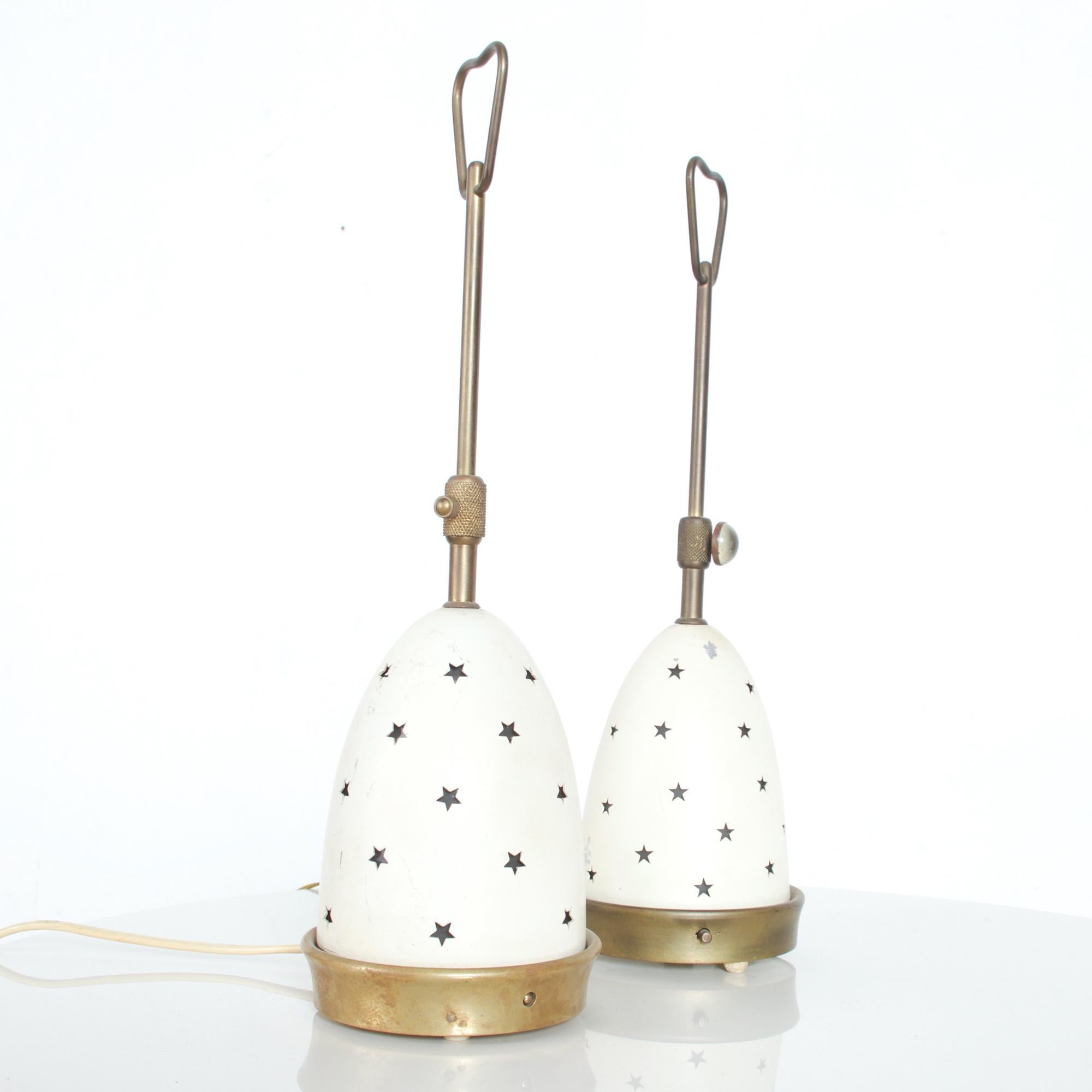 Ravissante paire de lampes de table Stelline modèle 12291 conçue par Angelo Lelli pour Arredoluce Italie années 1950.
Les lampes ont une structure en laiton et un double abat-jour en verre opalin givré et en métal. 
L'abat-jour extérieur est orné