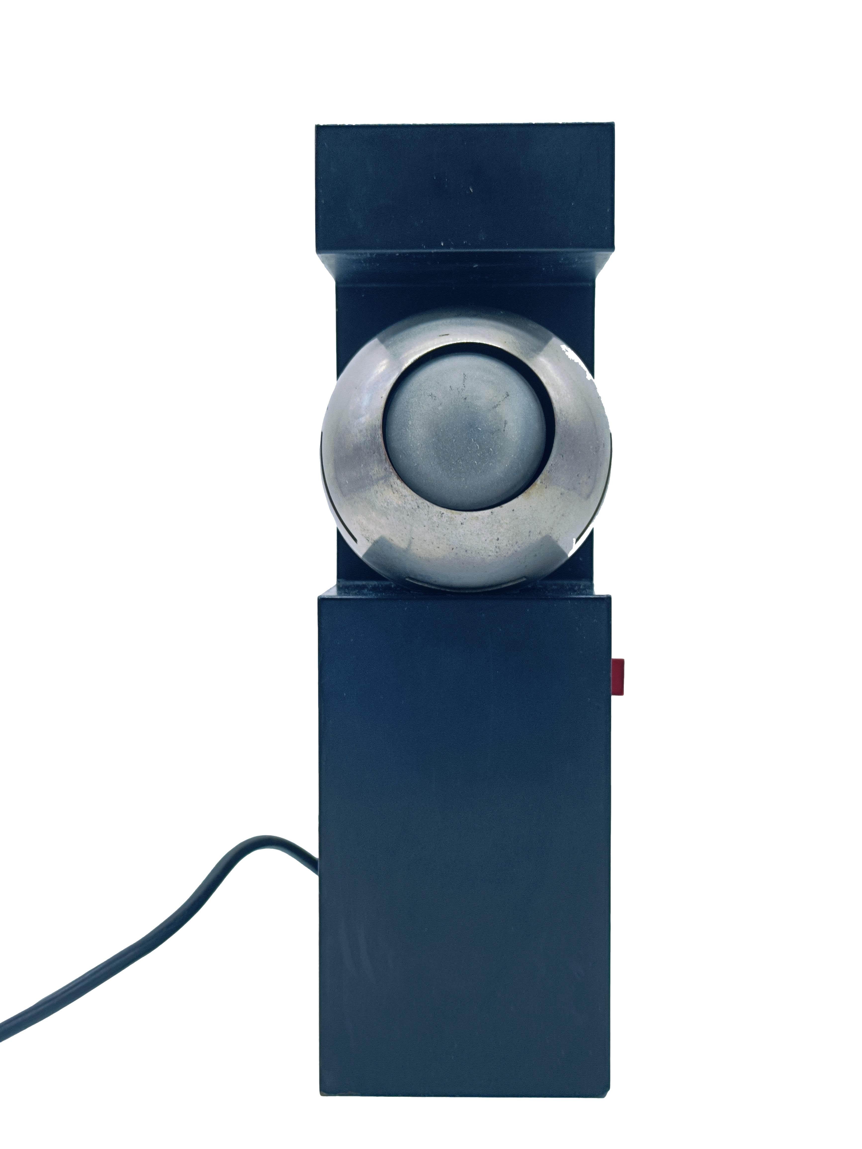 Lampada da tavolo nr. 12918 Architectural di Angelo Lelii per Arredoluce, 1962 con struttura in metallo laccato, sfera di luce in alluminio con calamita . 