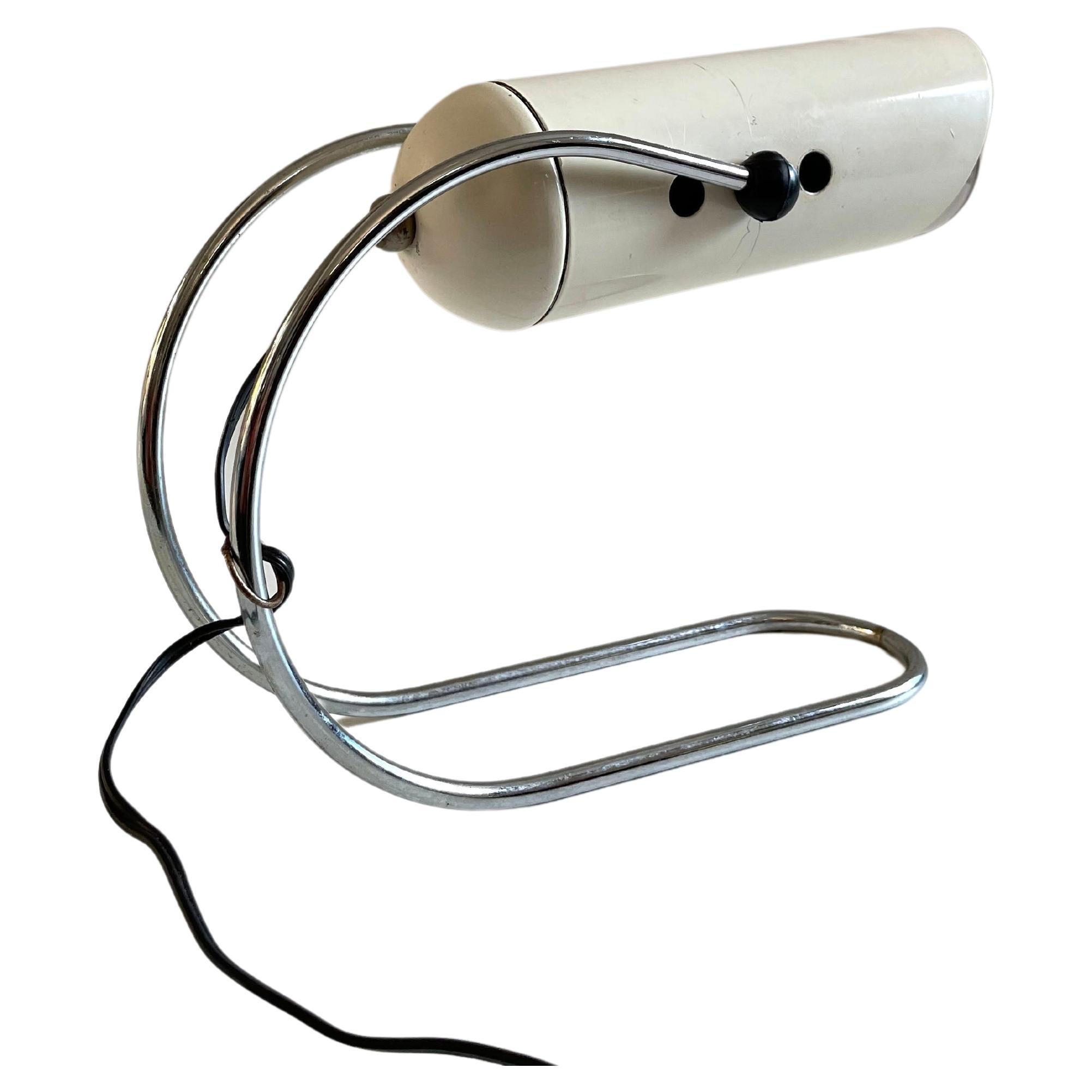 Lampe de table italienne du milieu du siècle conçue par Angelo Lelli en métal laqué blanc et base chromée, Italie, années 1950.

L'abat-jour est réglable, la lampe est câblée avec le câblage vintage d'origine et en parfait état de