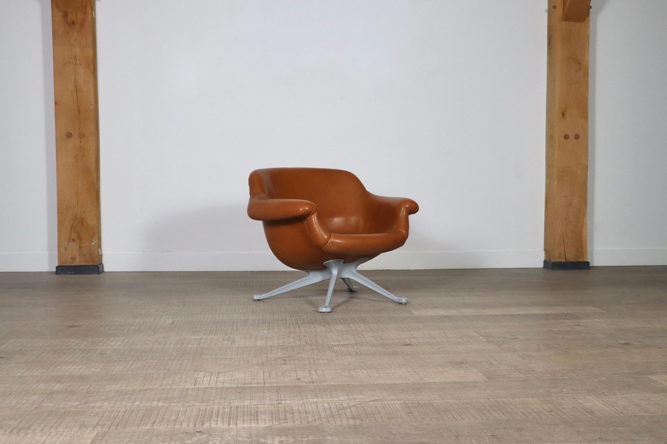 A very rare lounge chair designed by Angelo Mangiarotti, manufactured by Cassina in Italy, circa 1960. This model, nr. 1110, is extremely hard to find and absolutely stunning design. The chair has a high quality grey aluminium base and is