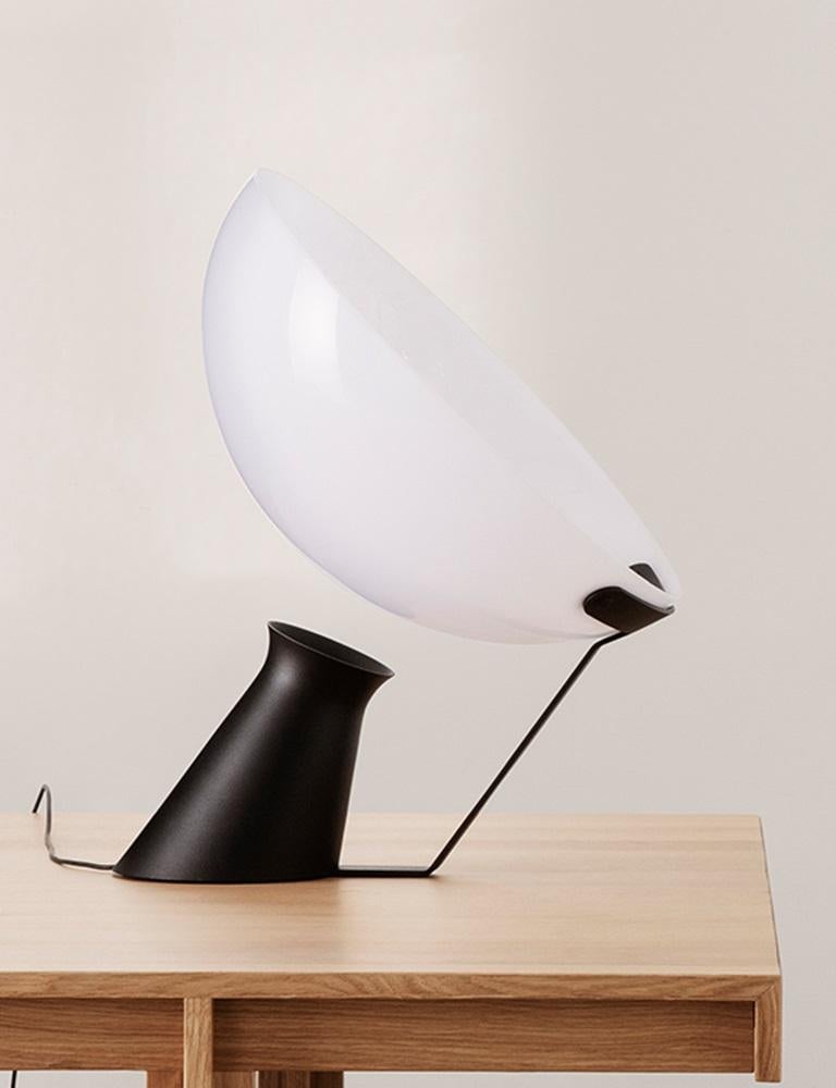 Angelo Mangiarotti, 1988 Aida pour Karakter

Cette lampe est câblée pour l'Europe, si elle est utilisée aux États-Unis ou dans tout autre pays, le client devra la convertir.

Réputé pour son approche recherchée et contrôlée des matériaux,