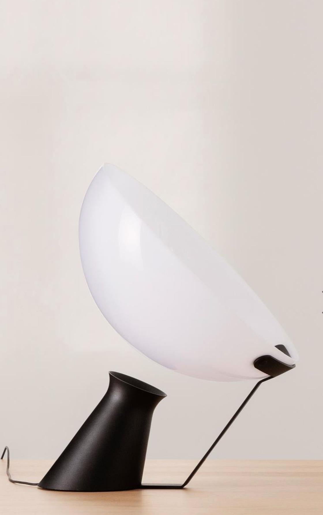 Table lamp designed by Angelo Mangiarotti in 1988. The diameter given applies to the shade. The width of the lamp is 40cm. 

Technical information: 
Voltage: switching 230V/110V power supply 
Light source: 6,1W 757 lm 3.000K LED 
Cord: 2,5m