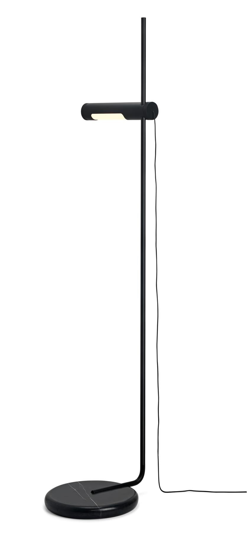 Angelo Mangiarotti Lampadaire Alona pour Karakter

Défini par des lignes épurées et une construction simple, le lampadaire Alola d'Angelo Mangiarotti transcende les frontières du temps. Le socle en marbre Nero Marquina rehausse le design de la lampe