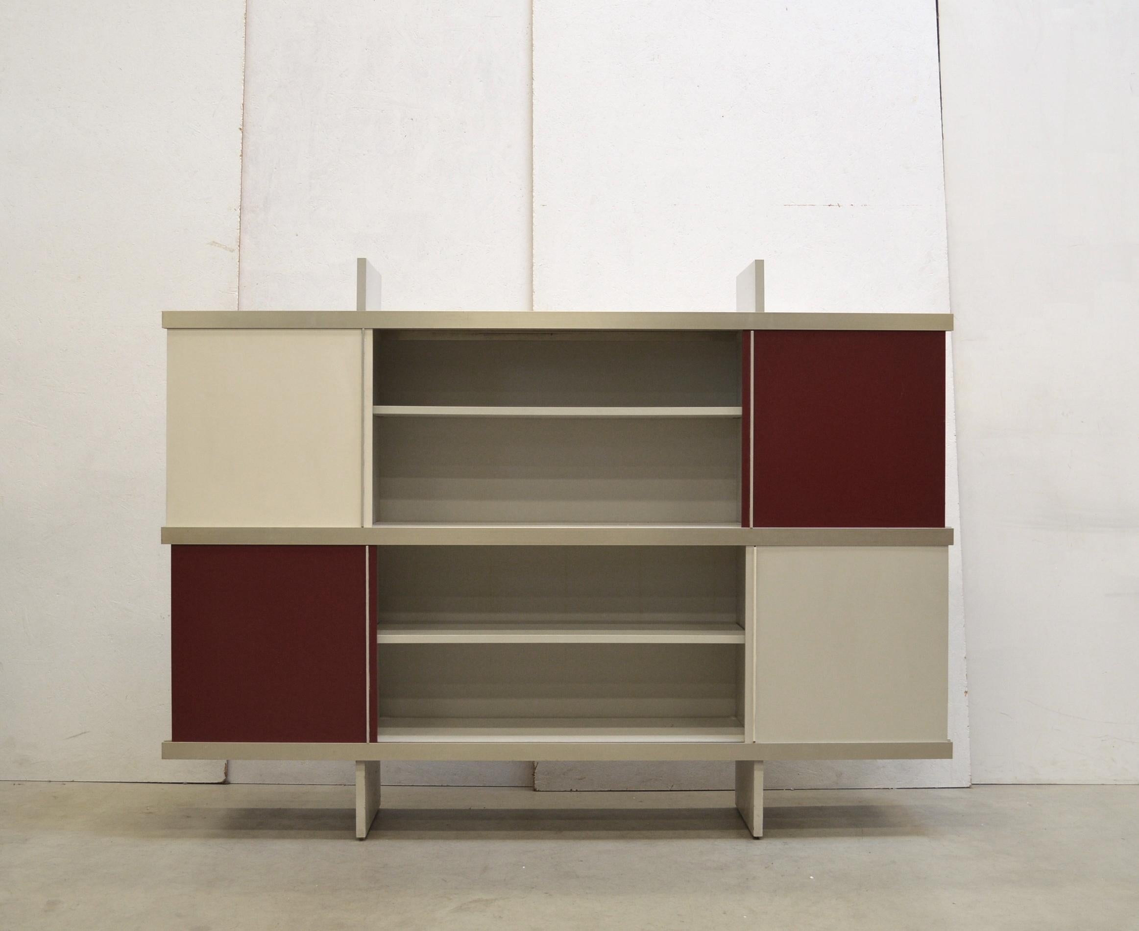 Ce rare meuble en aluminium de la série Multiuse, qui peut également être utilisé comme bibliothèque, a été conçu par Angelo Mangiarotti en 1965 et a été produit par Poltronova, Italie.

L'armoire comporte 4 portes coulissantes et est disponible