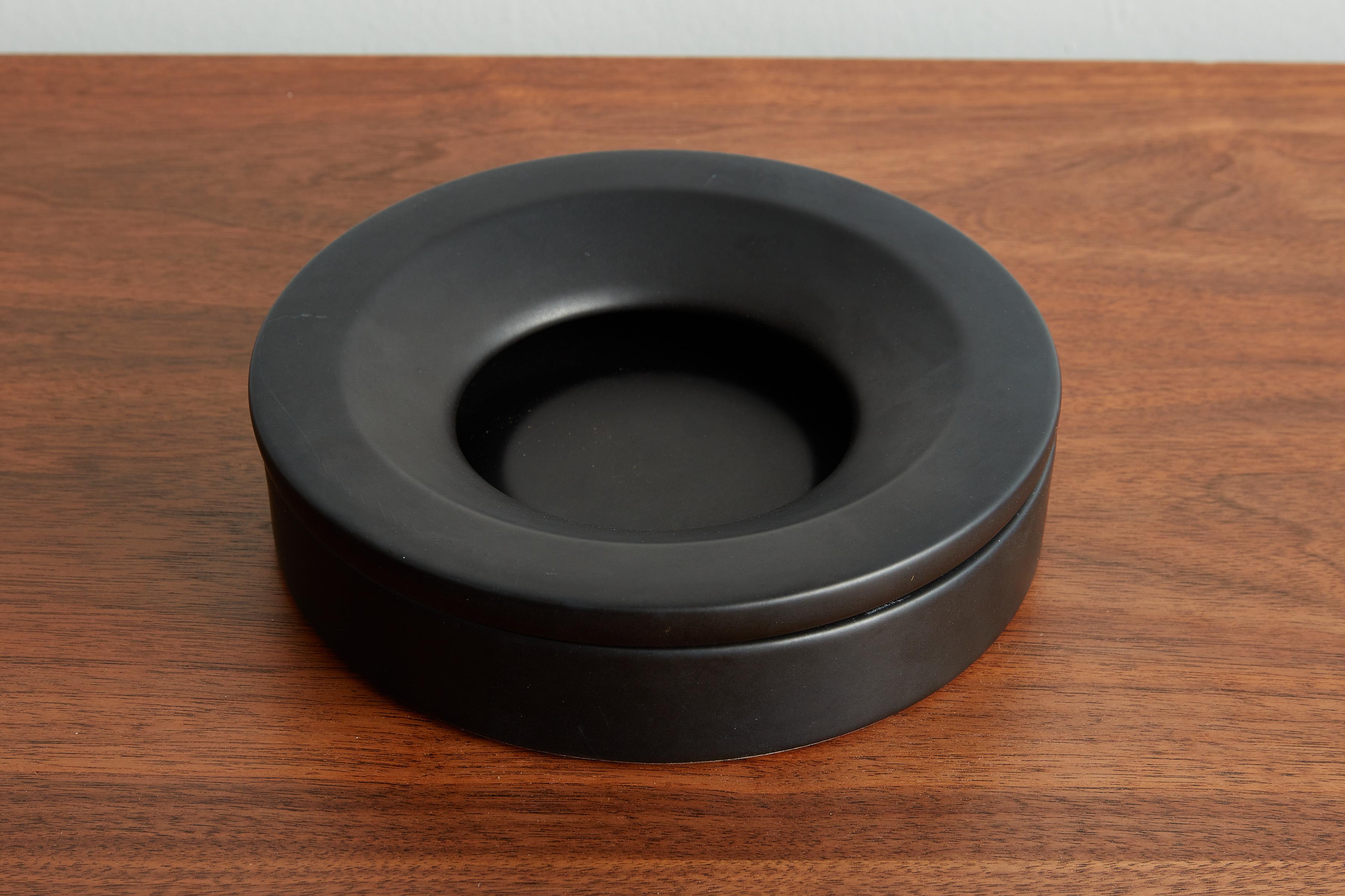 Angelo Mangiarotti ashtray in black ceramic 
Italy, 1960s.