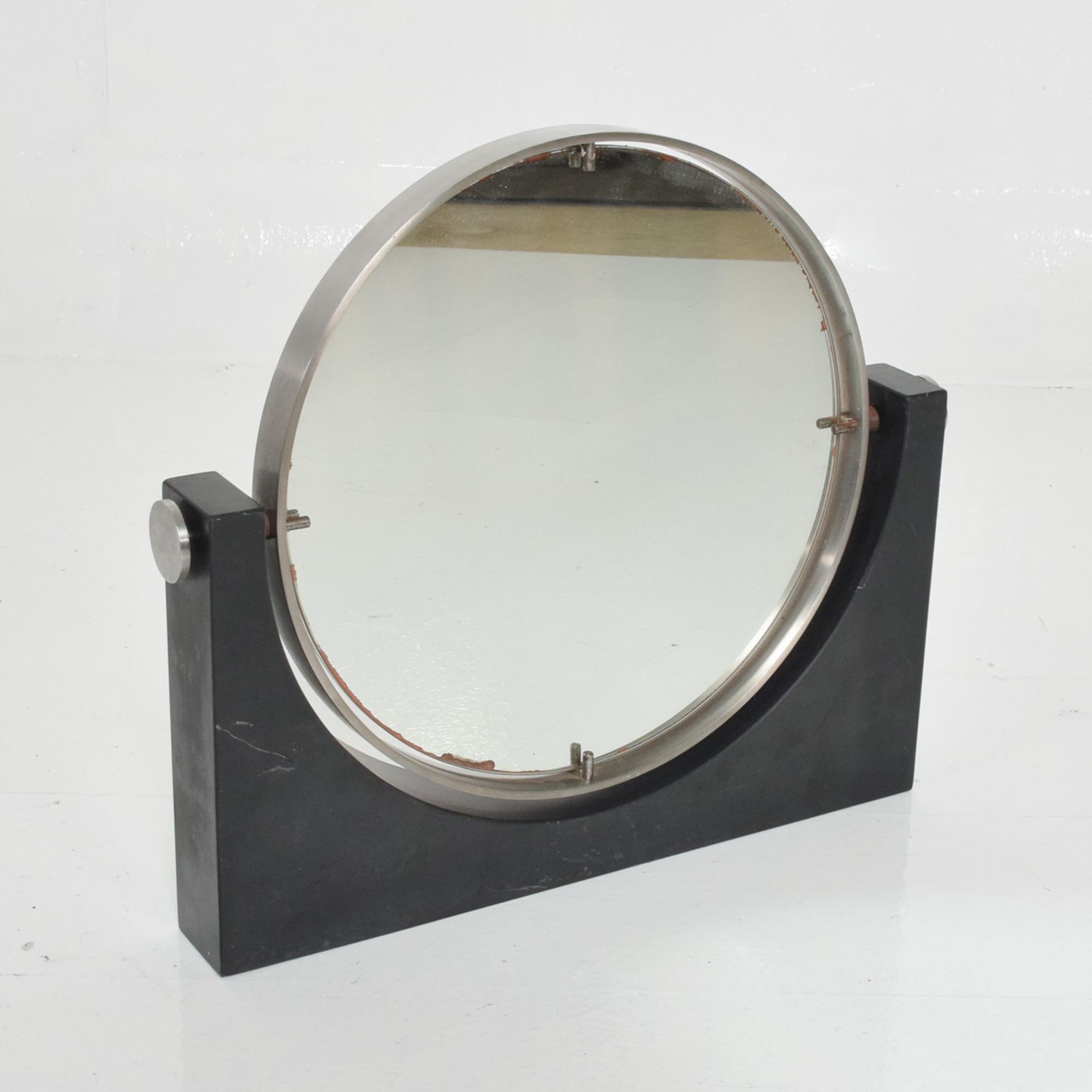 Angelo Mangiarotti Italienisch Modern Tischplatte Eitelkeit Make-up-Spiegel
Schwarzer Carrara-Marmor und Edelstahl.
Hergestellt in Italien in den 1970er Jahren.
Unmarkiert.
Beidseitig schwenkbarer Spiegel.
16 H x 18 B x 2,25 T, Durchmesser des
