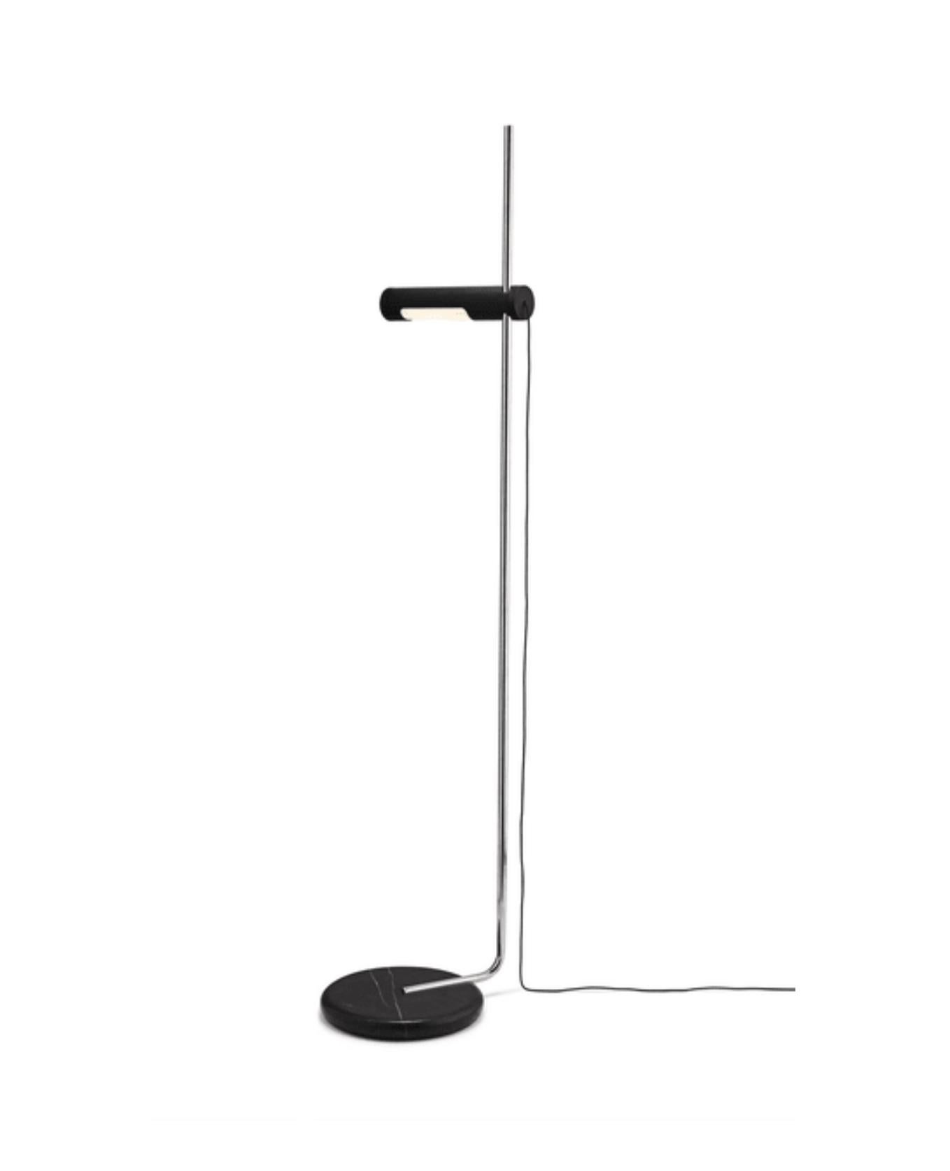 Angelo Mangiarotti Lampadaire Alona noir et chrome pour Karakter

Défini par des lignes épurées et une construction simple, le lampadaire Alola d'Angelo Mangiarotti transcende les frontières du temps. Le socle en marbre Nero Marquina rehausse le