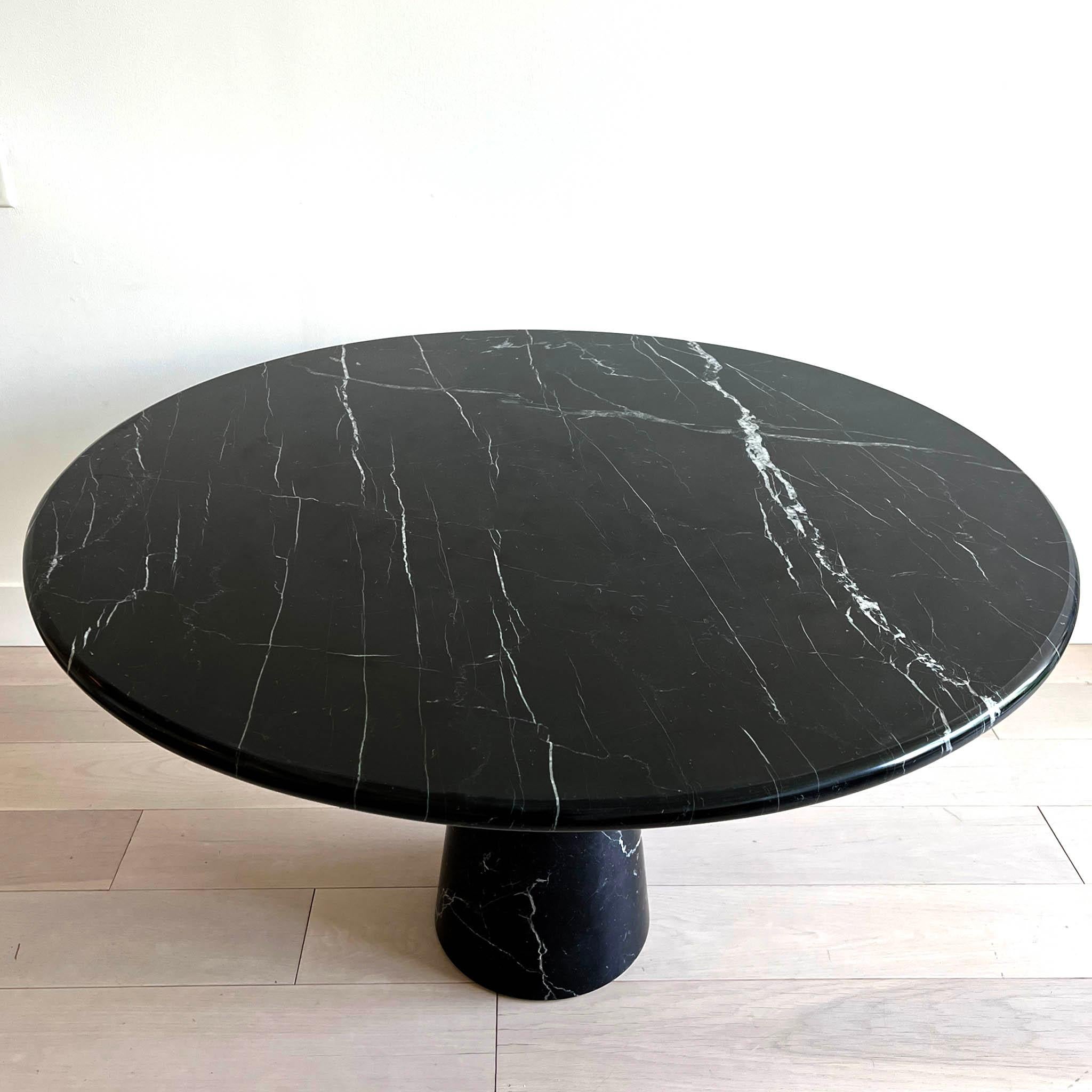 An original Angelo Mangiarotti round marble dining table from the 1960s-1970s. Stunning black marble with beautiful veining. Very good condition. 

Angelo Mangiarotti (26 February 1921 – 2 July 2012) was one of the best known architects and