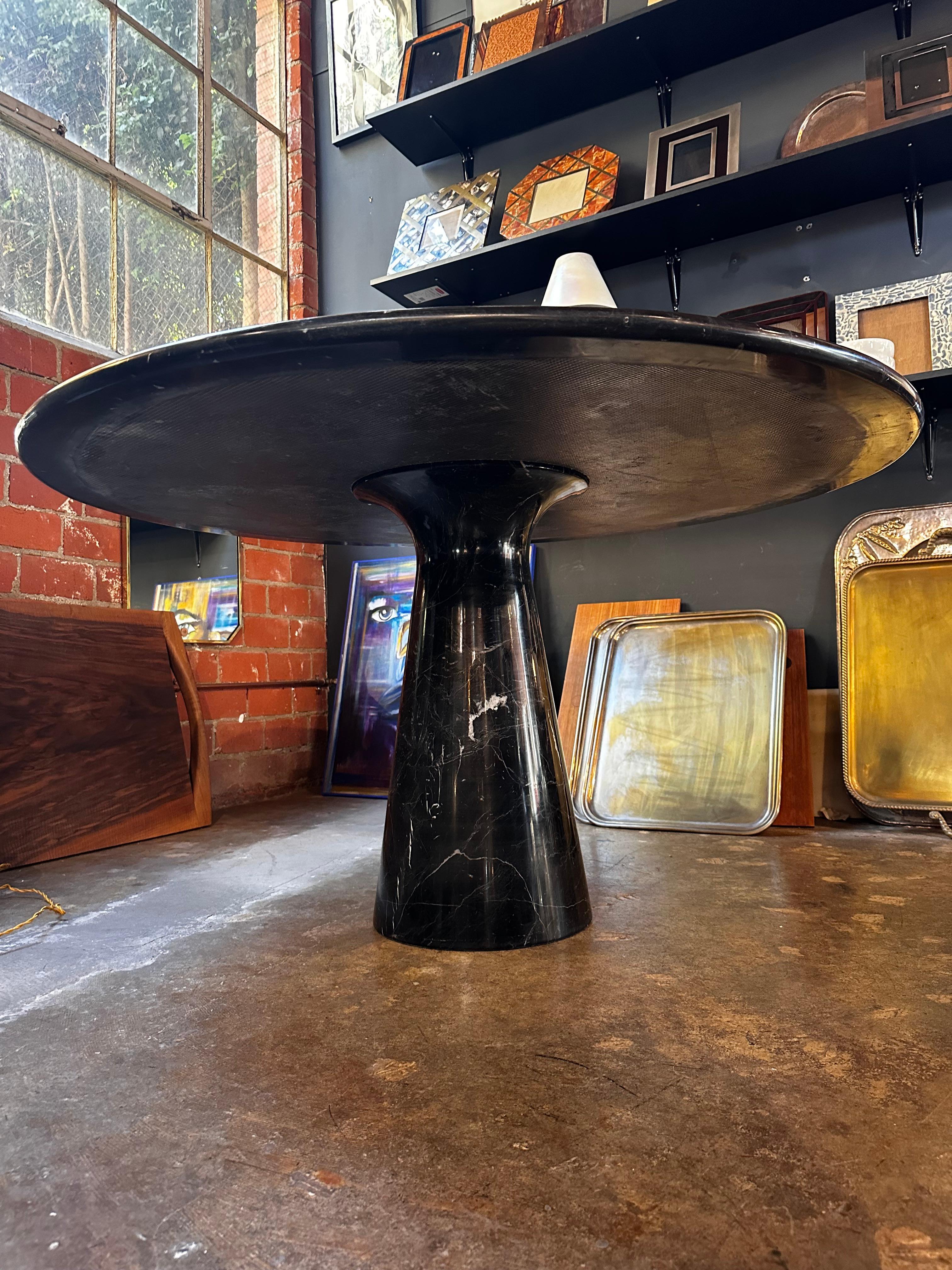 Angelo Mangiarotti Black Marquina Marble Round Dining Table, 1970s In Good Condition For Sale In Los Angeles, CA
