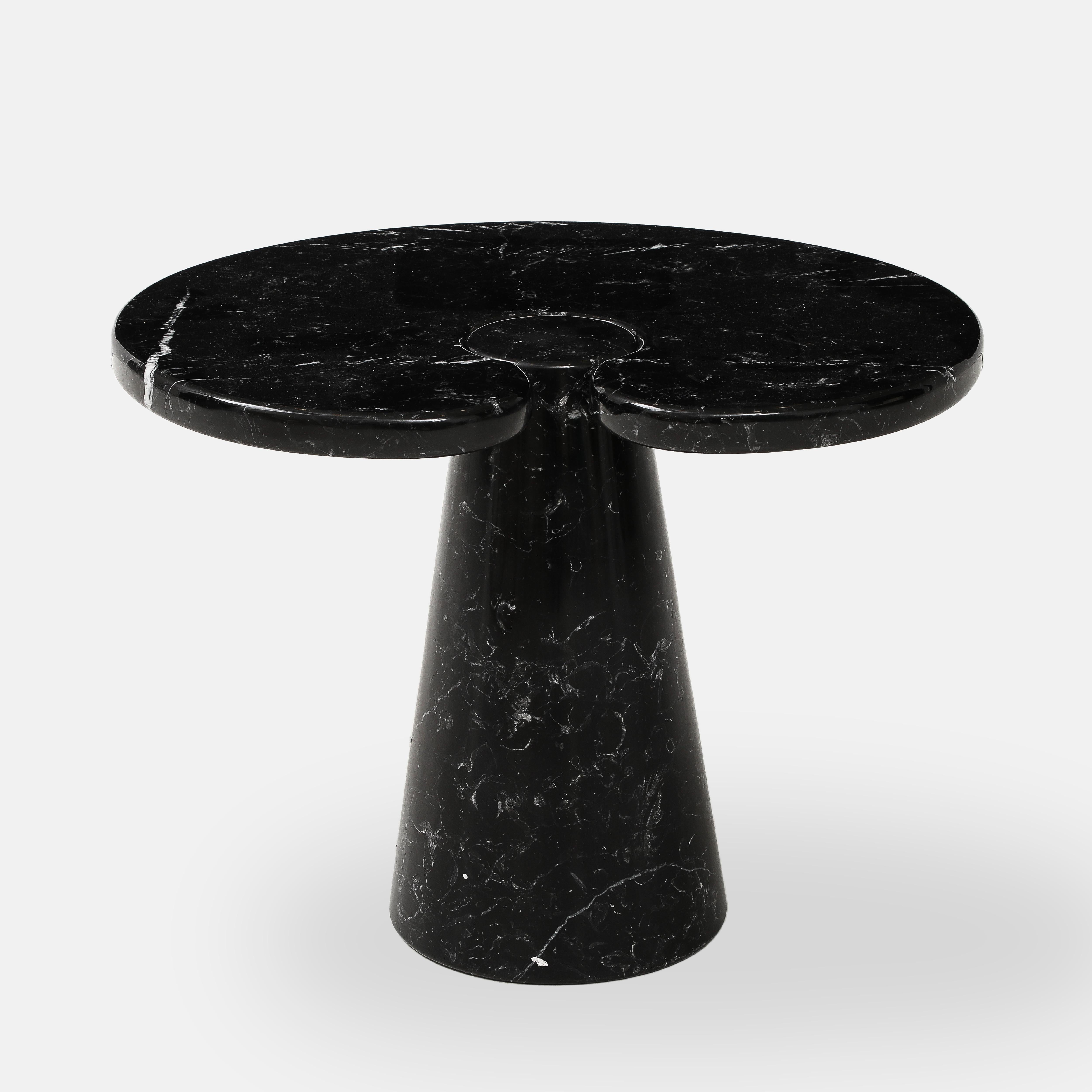 Design/One pour Skipper de la série Eros, table d'appoint en marbre Nero Marquina ou noir avec plateau monté sur une base conique. Cette table élégamment organique présente de magnifiques veinures subtiles sur l'ensemble de sa surface. Étiquette