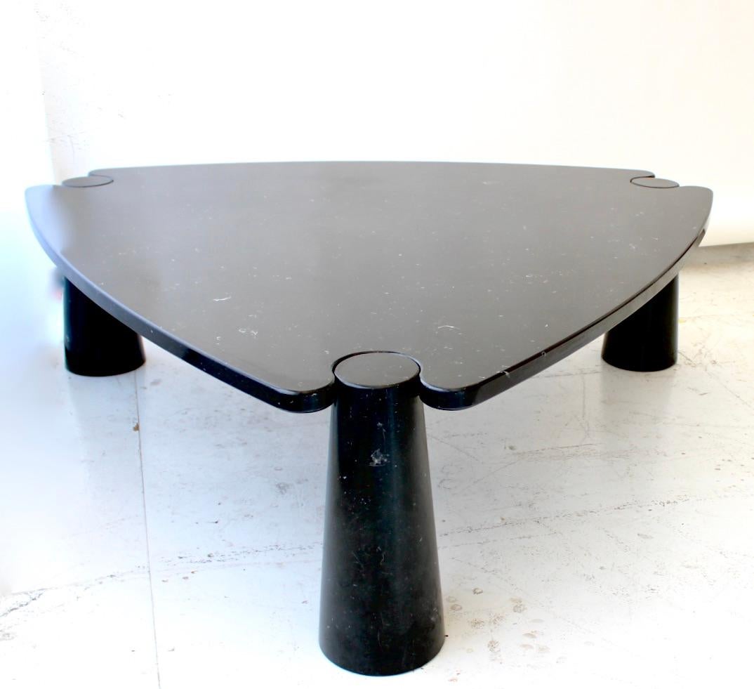 Angelo Mangiarotti fabriqué par Skipper, vers 1970. Modèle Triangle de la Collection Eros, marbre noir Marquina. Il s'agit d'une table rare. Le design asymétrique est remarquable et unique à Angelo Mangiarotti qui utilise l'architecture dans toutes