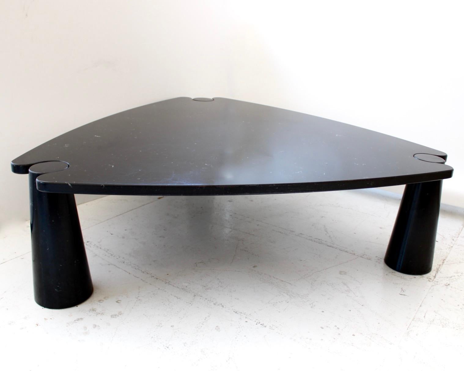 Angelo Mangiarotti Table basse triangulaire en marbre noir Marquina Collection Eros Bon état - En vente à Chicago, IL