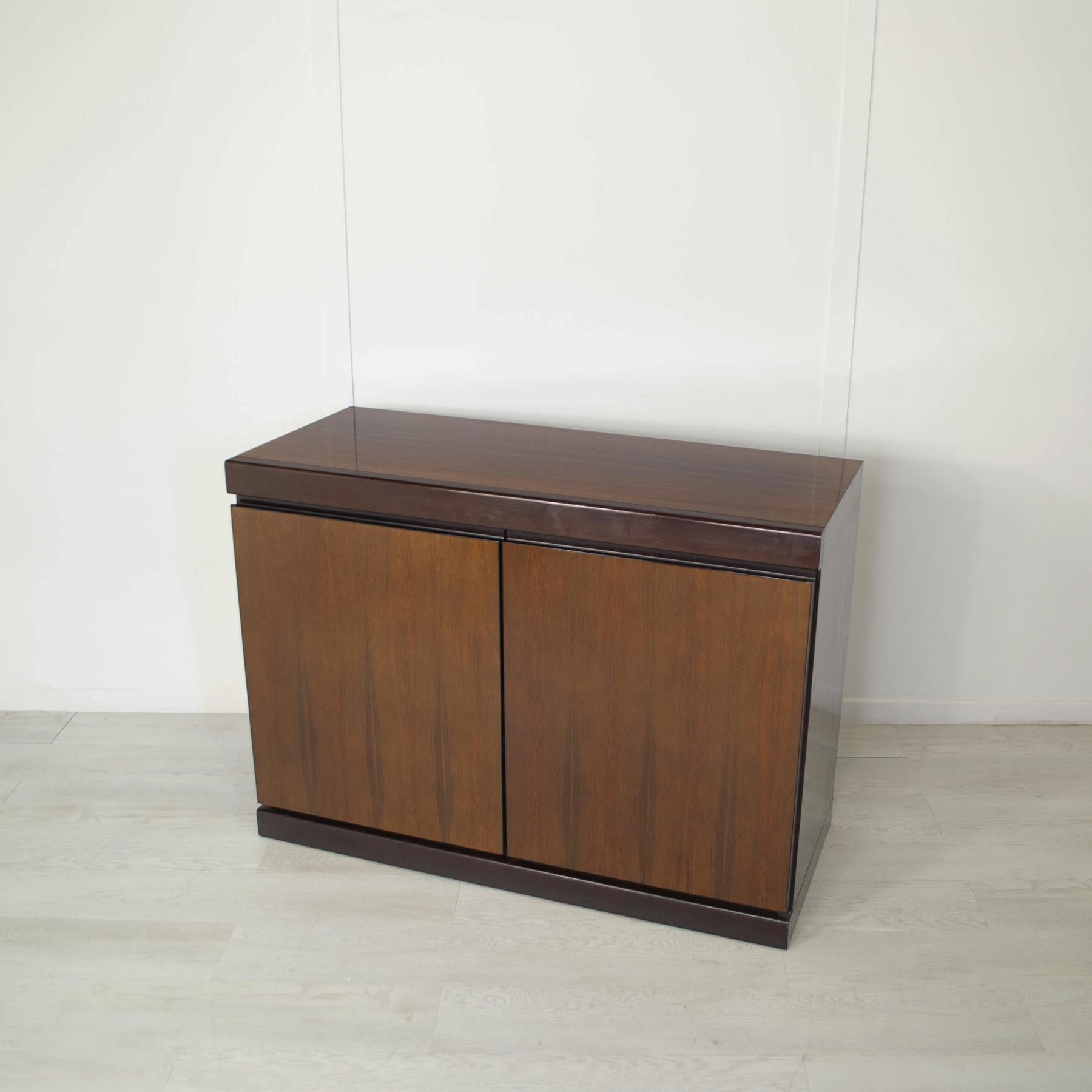 S11 program bar module designed by Angelo Mangiarotti for Sorgente dei Mobili production 1970s
* one additional elements available , The two of modules measure a total of W 200 D 42 H 73 cm