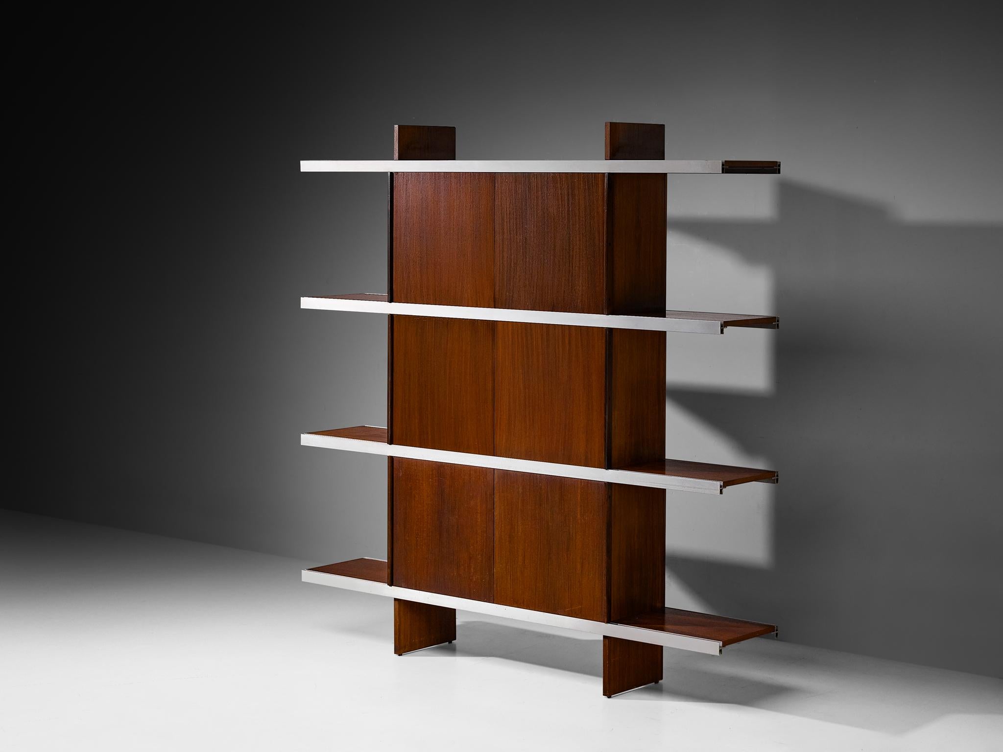 Angelo Mangiarotti per Poltronova, mobile/libreria, legno, alluminio, Italia, anni '60.

Questa splendida libreria o bacheca fa parte della versatile serie multiuso disegnata da Mangiarotti per Poltronova. Nota per la sua adattabilità, la serie
