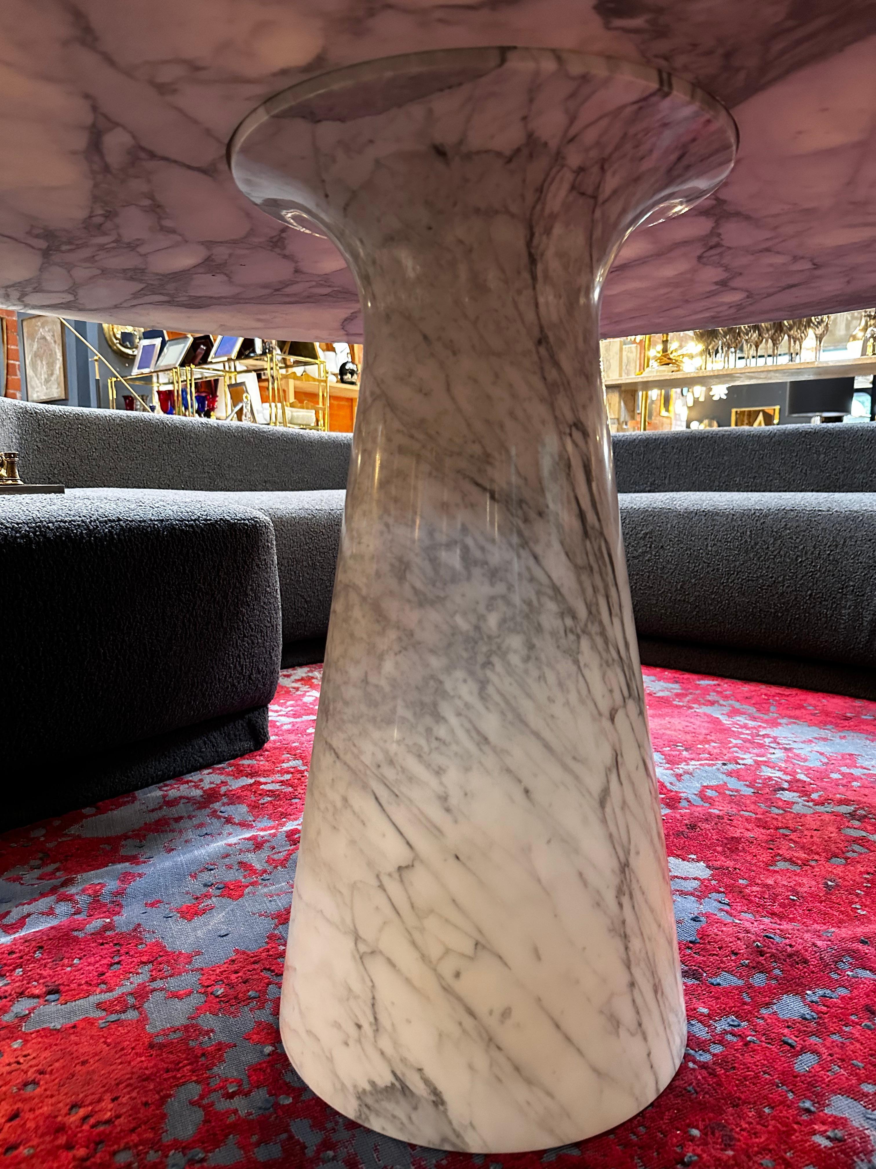 Table de salle à manger ronde surdimensionnée Angelo Mangiarotti Calacatta, 1970 Bon état - En vente à Los Angeles, CA
