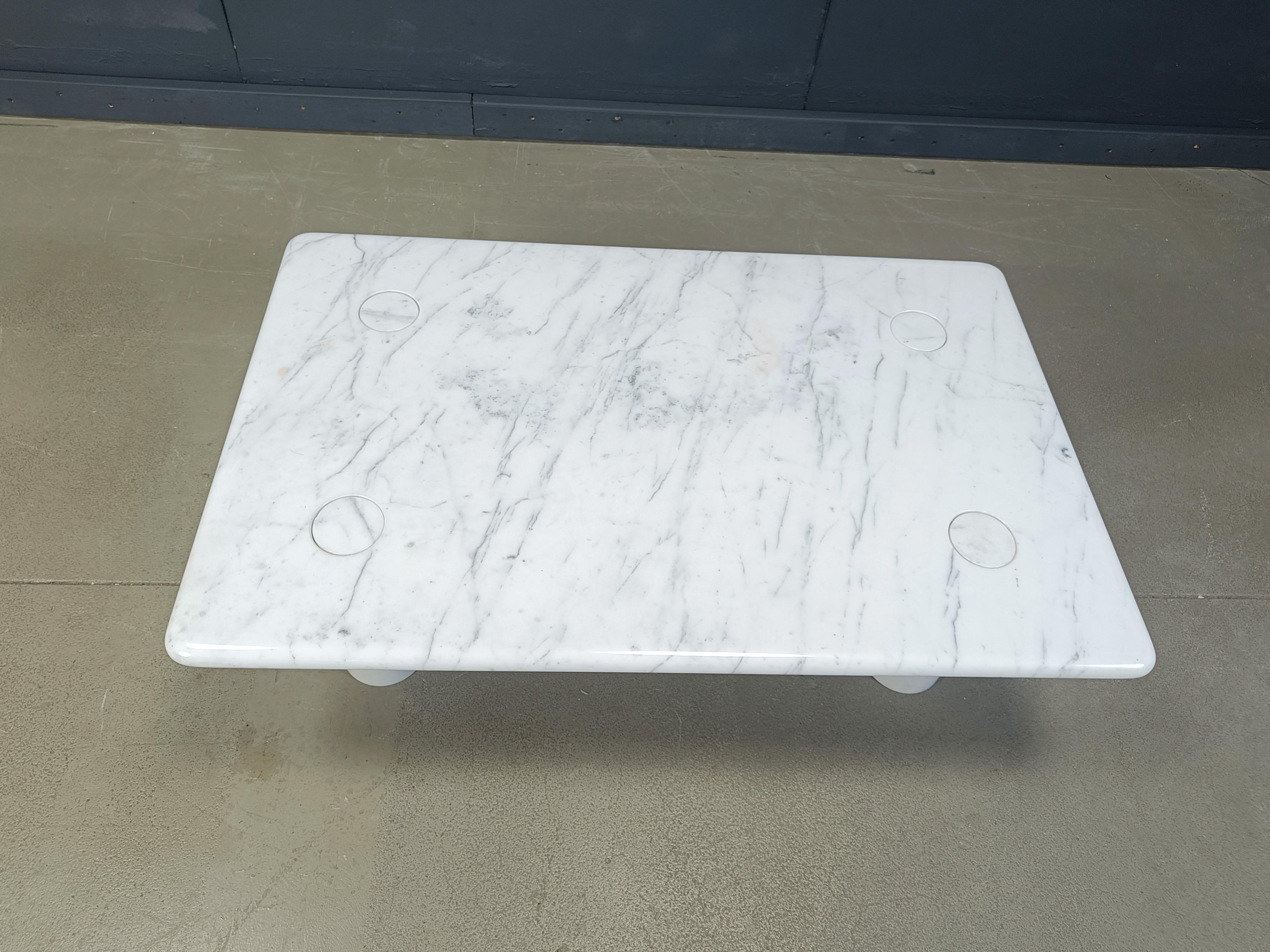 
Table basse intemporelle en marbre de carrare avec pieds emboîtés, conçue par Angelo Mangiarotti pour Up&Up.

Magnifique veinage naturel

Bon état, pas d'éclats.

Années 1970 - Italie

Hauteur : 32cm
Largeur : 110cm
Profondeur : 70cm

Réf. :