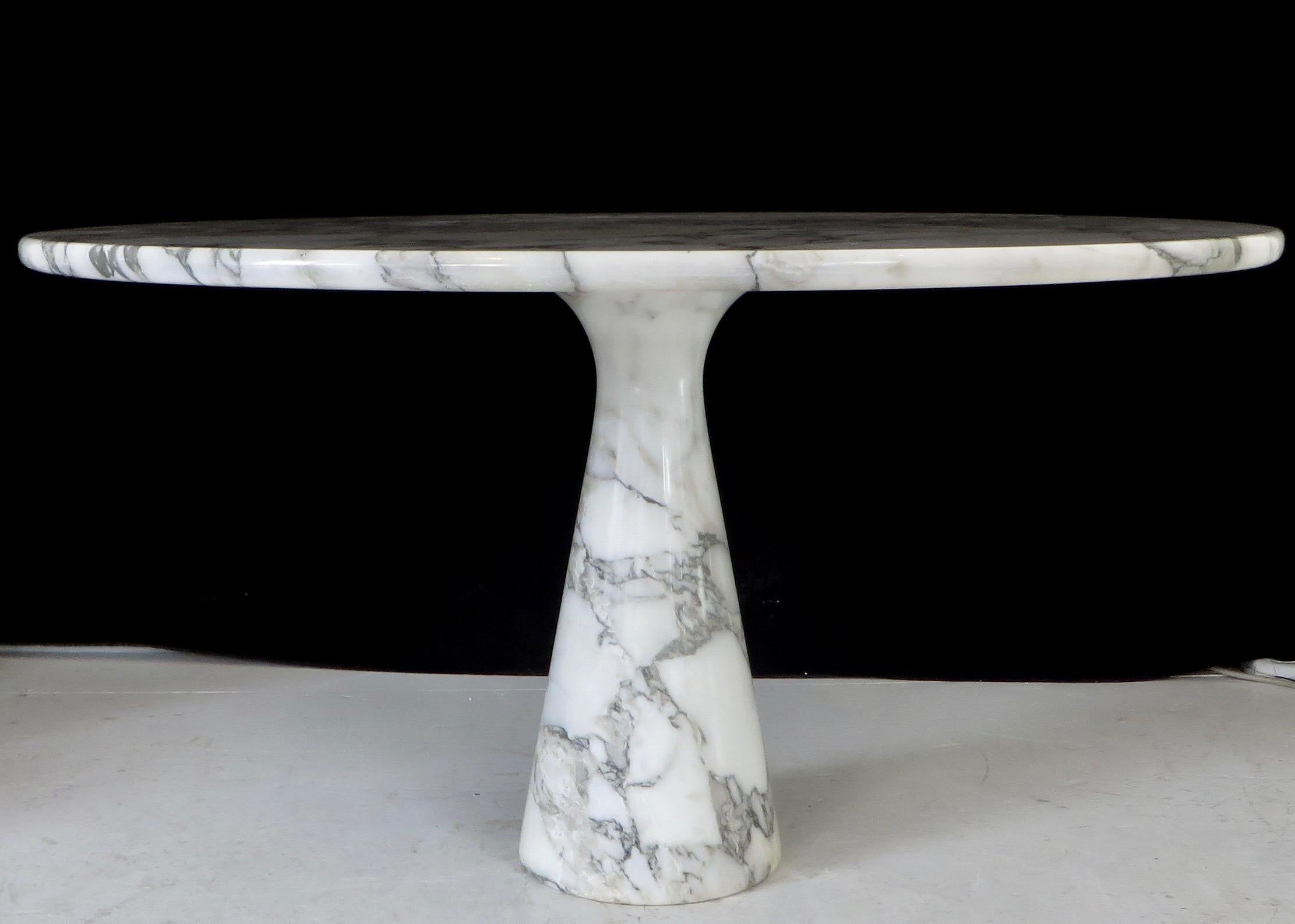 Large round two-piece Carrara marble dining table by Angelo Mangiarotti.
Model M1 T70 1969 and manufactured by Skipper in Italy.
Lovely strong veining throughout and amazing marble for the plateau.
No chips, cracks or restorations. The top has an