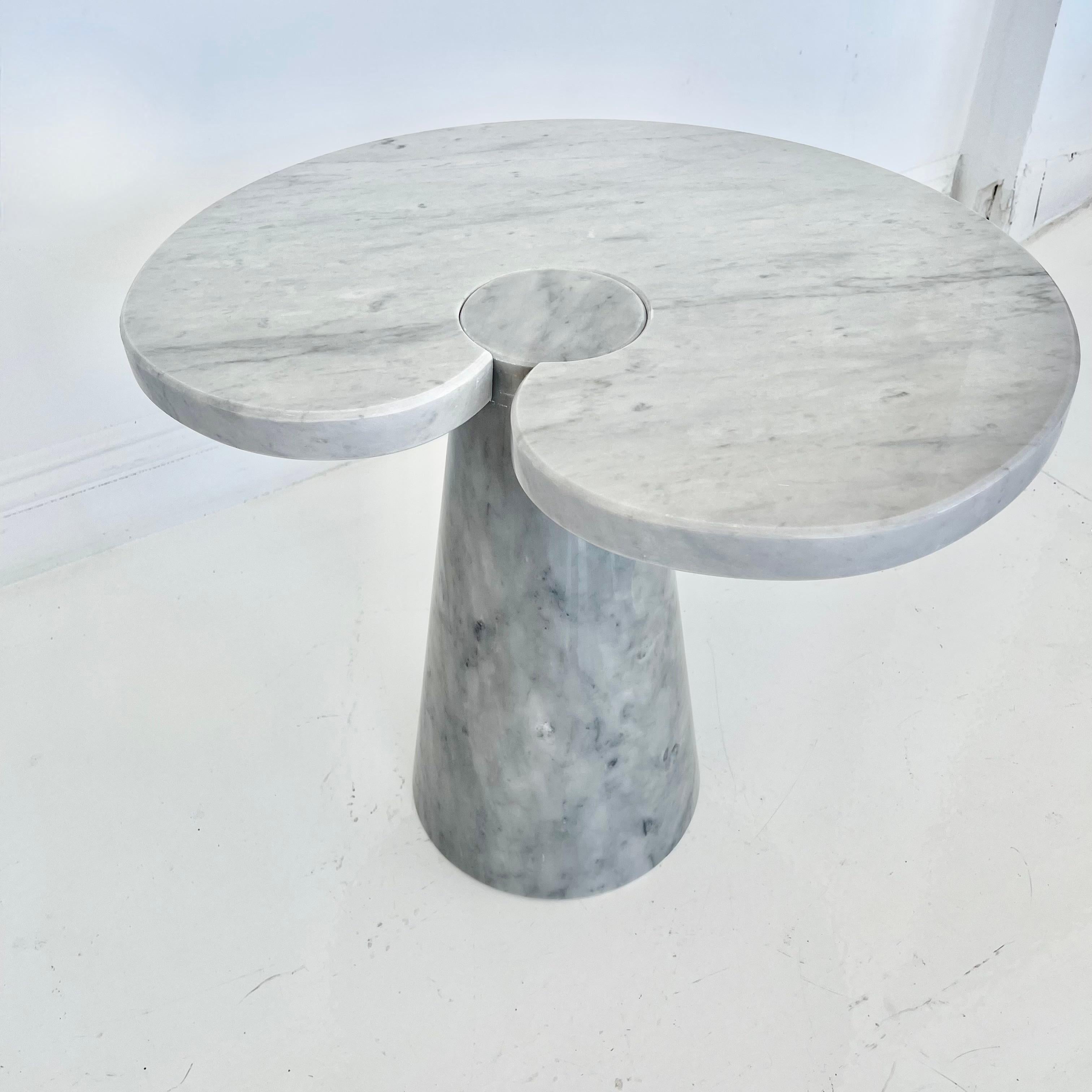 Wunderschöner Beistelltisch aus Carrara-Marmor, entworfen von Angelo Mangiarotti für Skipper in den 1970er Jahren. Ein großer, kegelförmiger Sockel hält eine große, seerosenförmige Marmorplatte mit einem kreisförmigen Ausschnitt, der um die