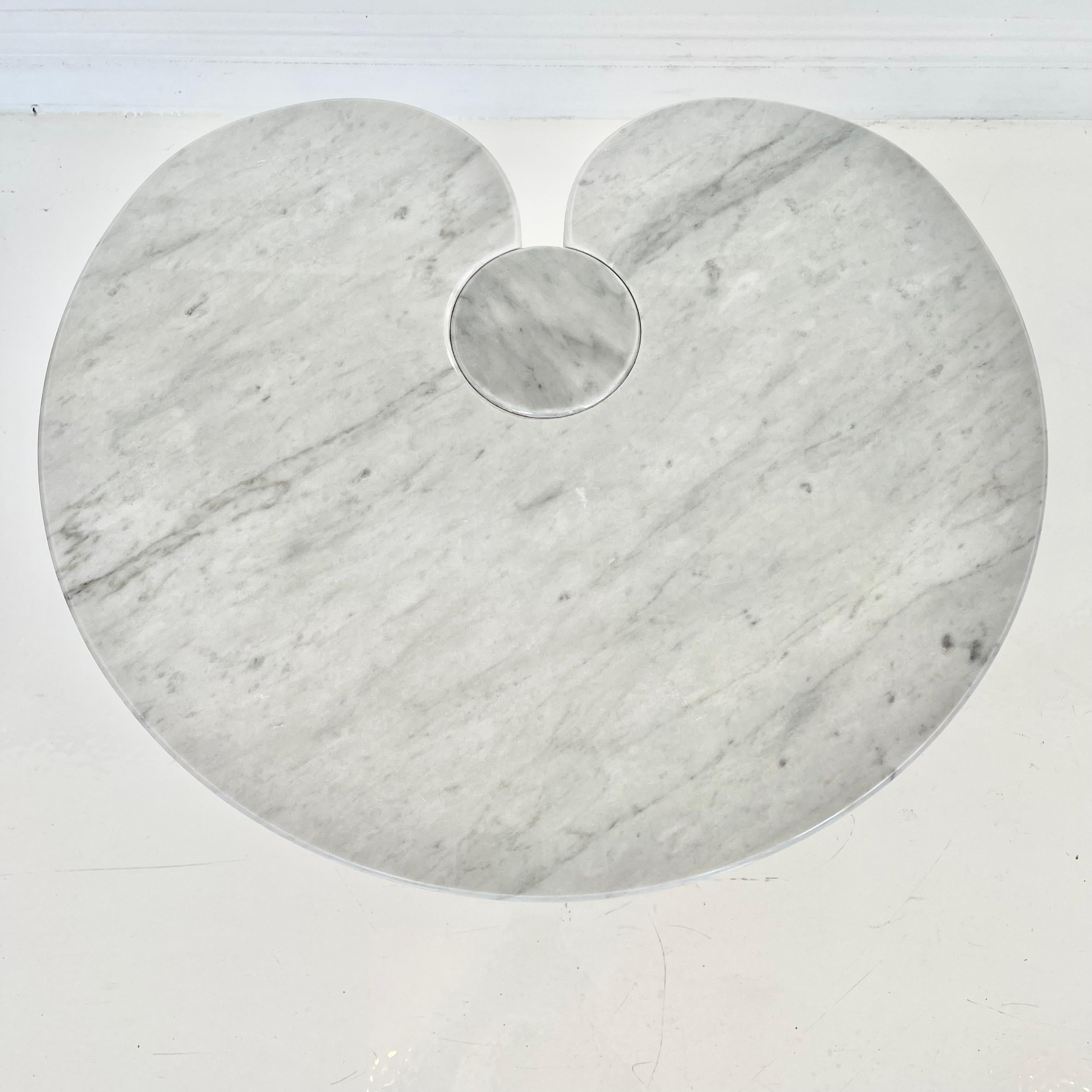 Angelo Mangiarotti, Beistelltisch „Eros“ aus Carrara-Marmor, 1970 im Zustand „Gut“ im Angebot in Los Angeles, CA