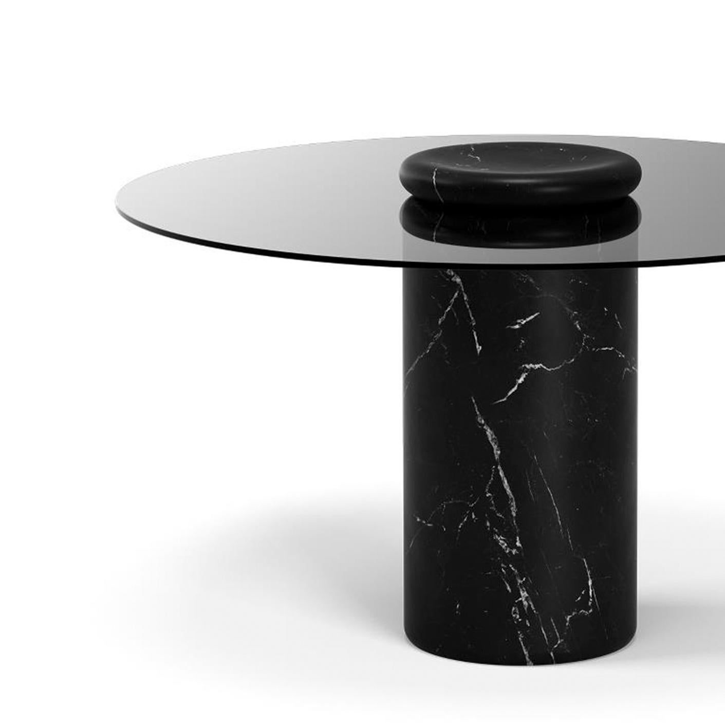 Tisch entworfen von Angelo Mangiarotti 

Castore ist ein Tisch aus Glas und Marmor des italienischen Architekten, Bildhauers und Designers Angelo Mangiarotti. Das 1975 für Sorgente dei Mobili entworfene, unverwechselbare Design wird nun von