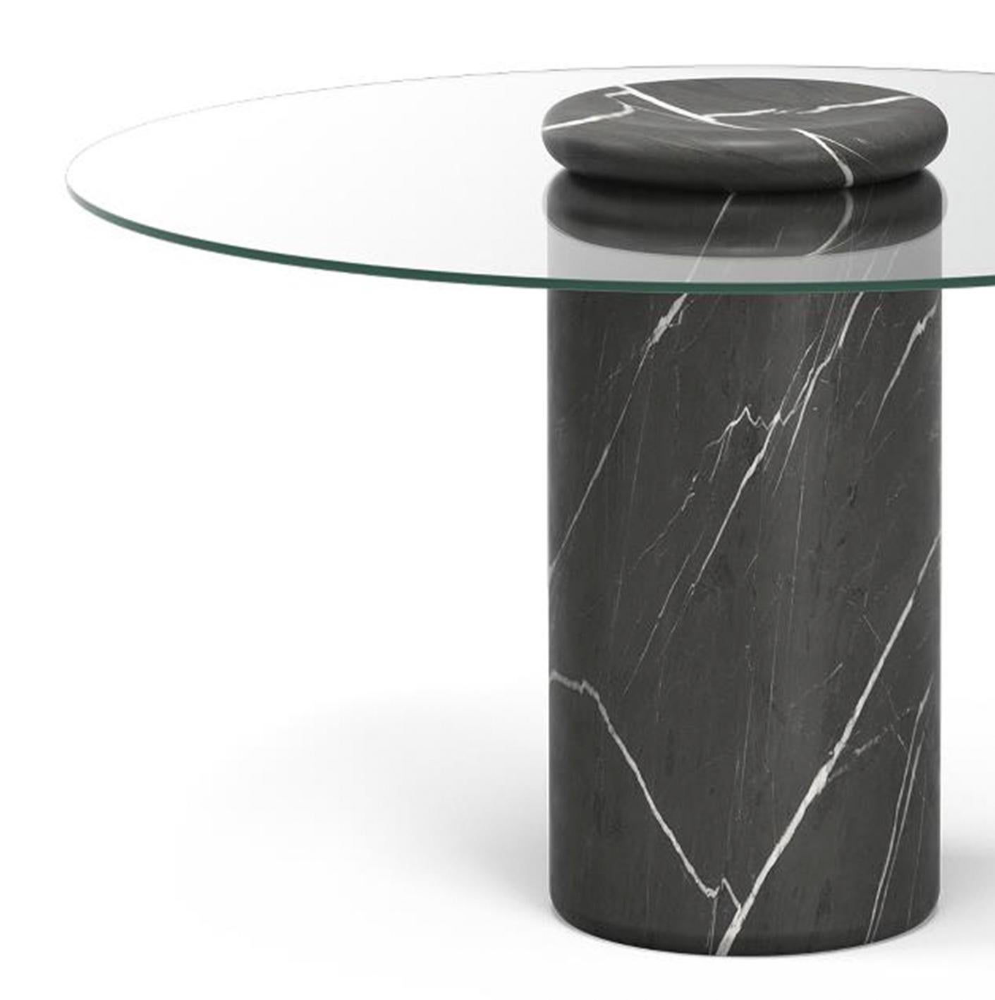 Table conçue par Angelo Mangiarotti 

Castore est une table en verre et en marbre de l'architecte, sculpteur et designer italien Angelo Mangiarotti. Conçu en 1975 pour Sorgente dei Mobili, ce design distinct est maintenant présenté par Karakter,