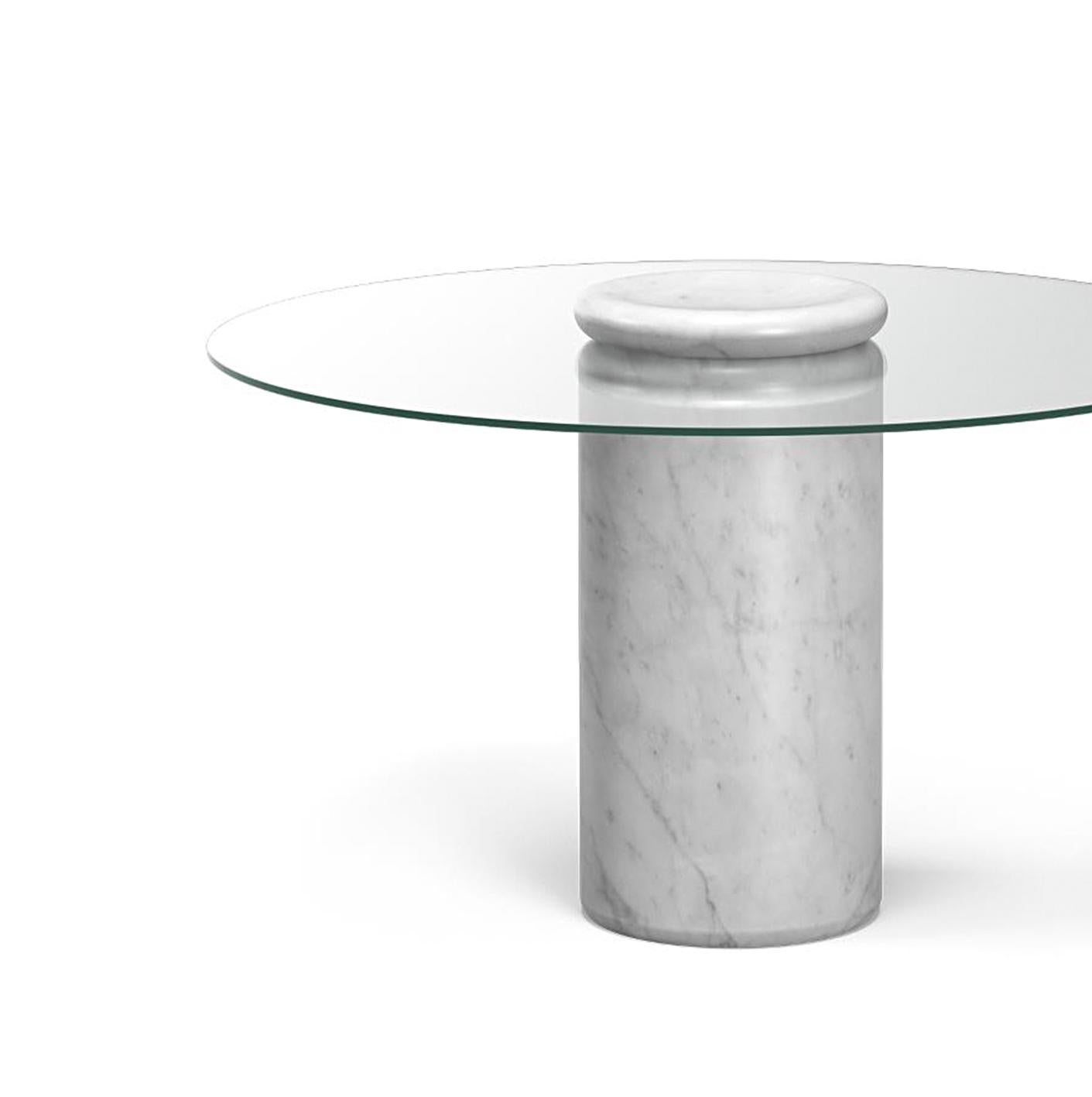 Tisch entworfen von Angelo Mangiarotti 

Castore ist ein Tisch aus Glas und Marmor des italienischen Architekten, Bildhauers und Designers Angelo Mangiarotti. Das 1975 für Sorgente dei Mobili entworfene, unverwechselbare Design wird nun von Karakter