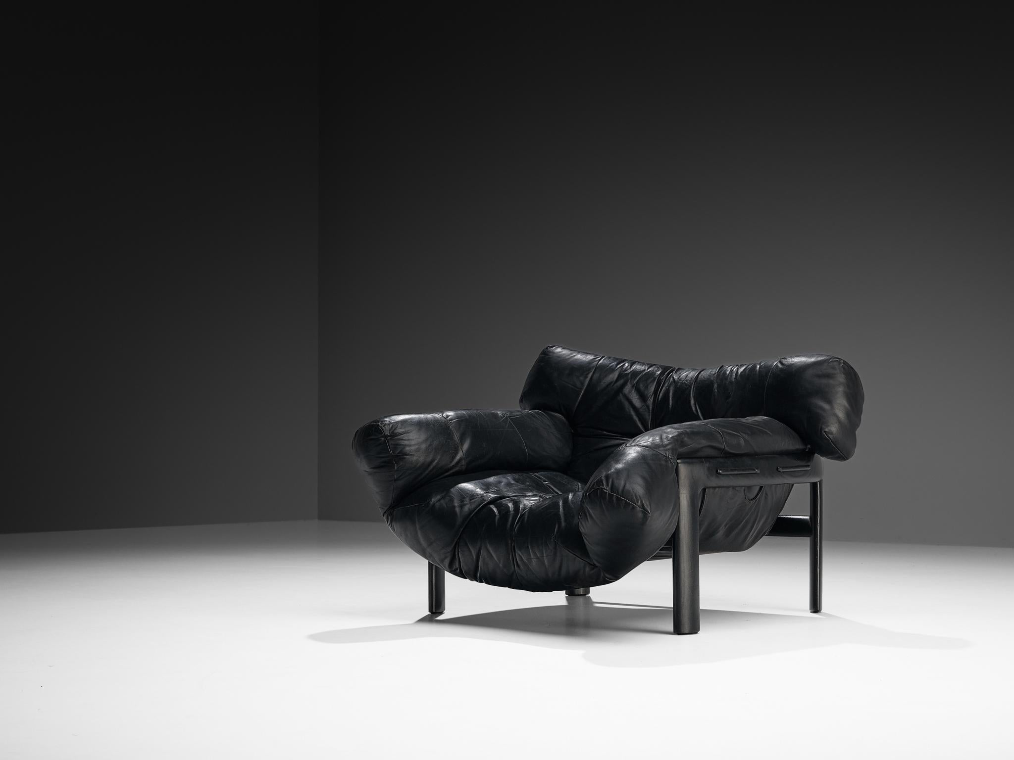 Angelo Mangiarotti e Chiara Pampo for Rosenthal, 'Légère' lounge chair, lacquered ash, leather, Italy, 1978

Sturdy lounge chair designed by Angelo Mangiarotti and Chiara Pampo and manufactured by Rosenthal. The easy chair features a sturdy curved,