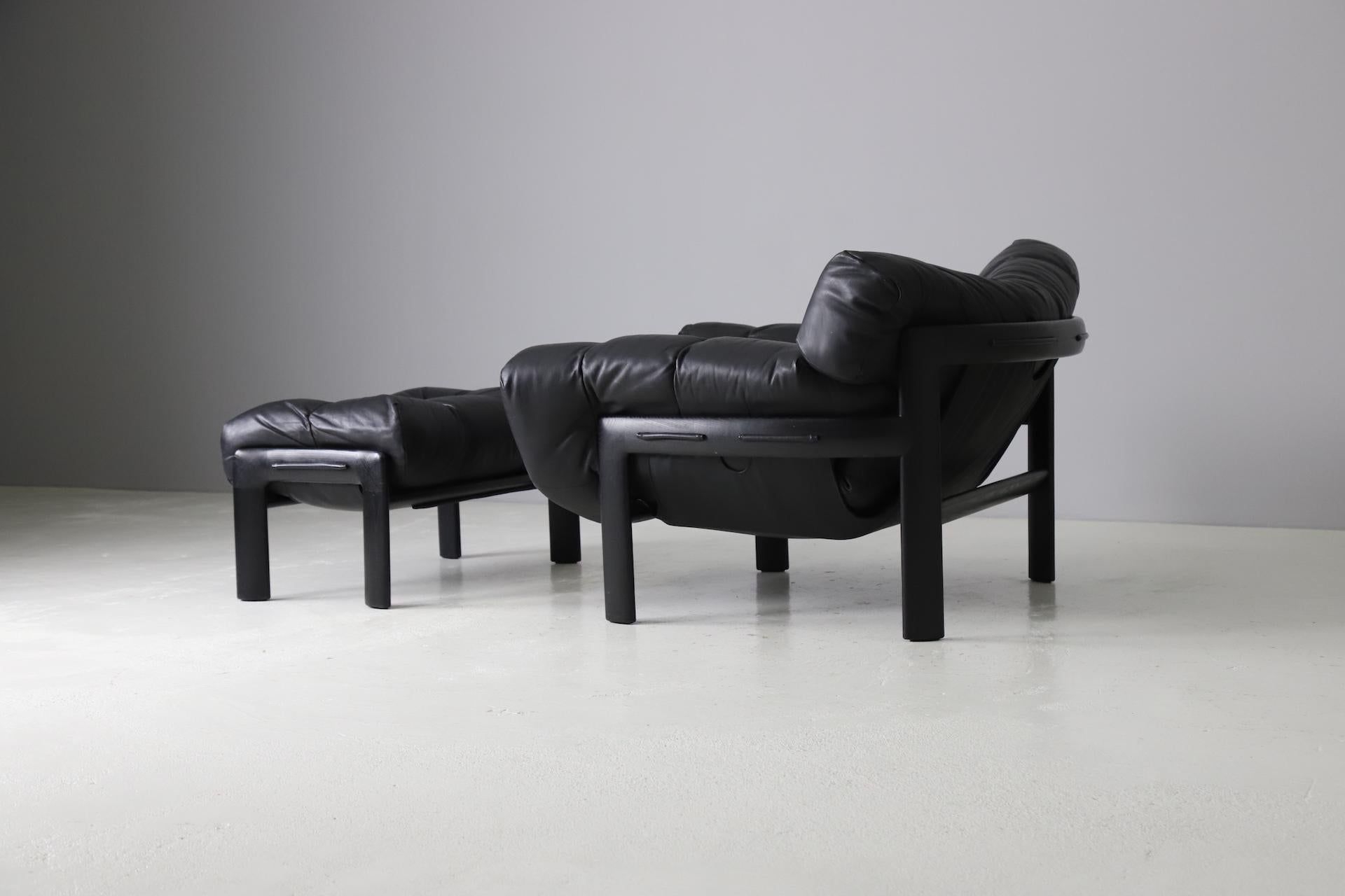 This large and extremely comfortable 'Légère' lounge chair with ottoman is designed by well known designer Angelo Mangiarotti and Chiaro Pampo. Produced by high end furniture producer Rosenthal in Germany. The chair is made out of black stained ash