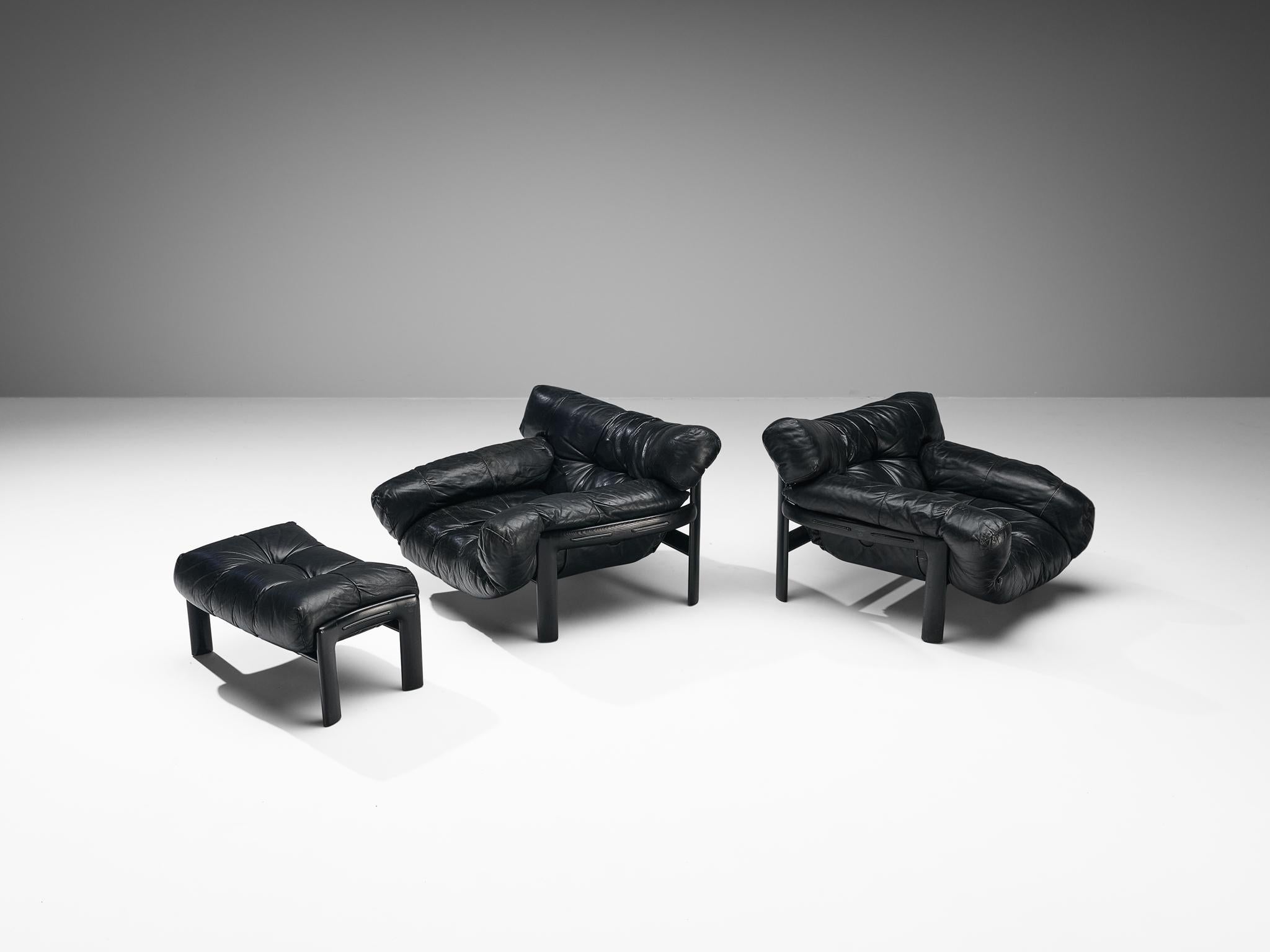 Angelo Mangiarotti e Chiara Pampo for Rosenthal, pair of 'Légère' lounge chairs with ottoman, lacquered ash, leather, Italy, 1978

Sturdy lounge chairs complemented with an ottoman designed by Angelo Mangiarotti and Chiara Pampo and manufactured by
