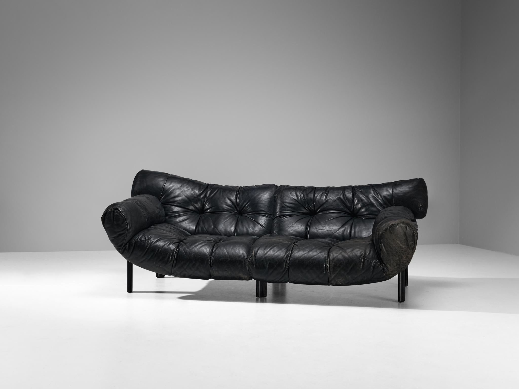 Angelo Mangiarotti e Chiara Pampo for Rosenthal, 'Légère' sofa, lacquered ash, patinated leather, Italy, 1978

Sturdy sofa designed by Angelo Mangiarotti and Chiara Pampo and manufactured by Rosenthal. The sofa features a sturdy curved, frame