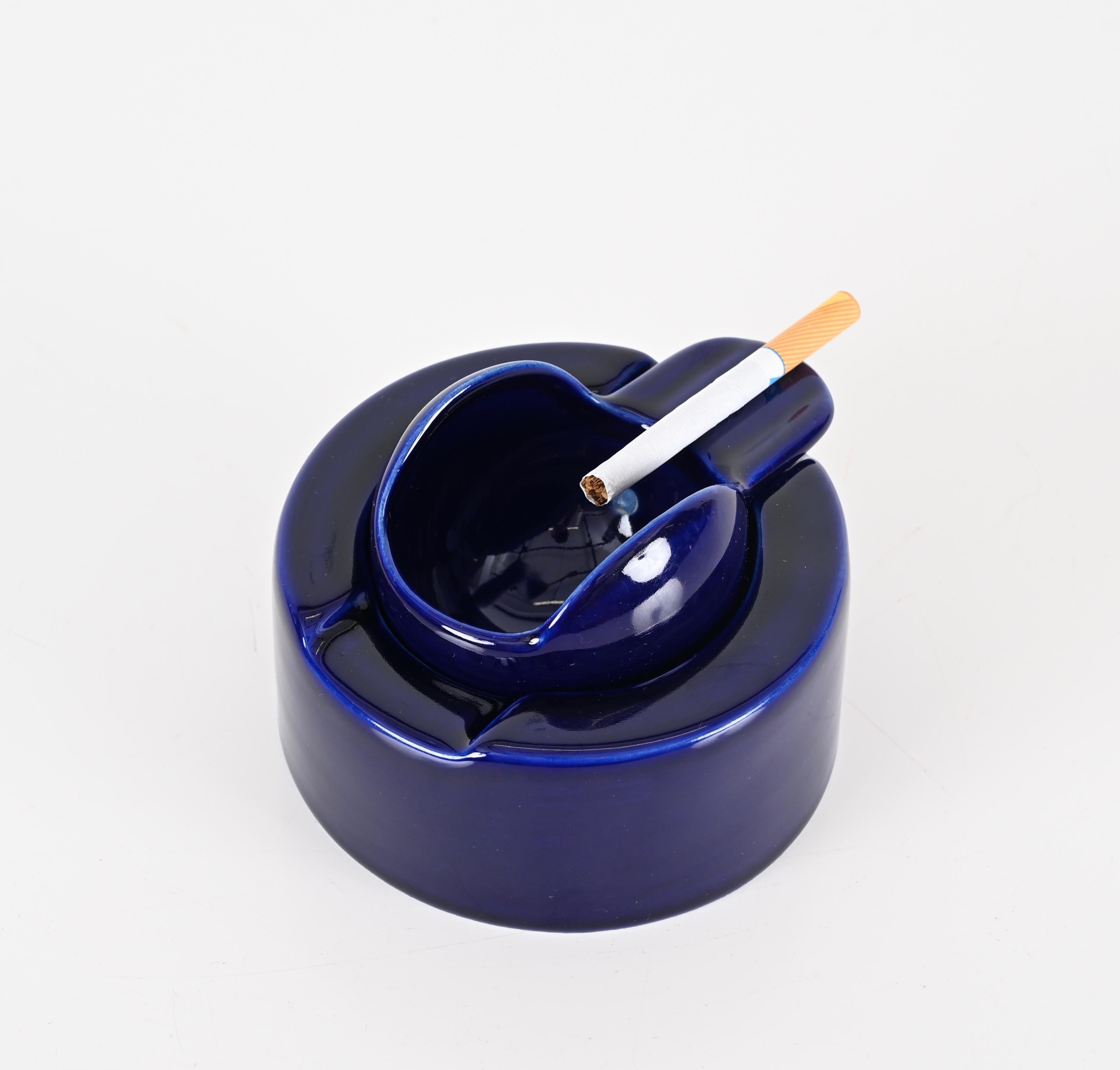 Angelo Mangiarotti Kobaltblauer Aschenbecher aus Keramik für Brambilla, Italien 1970er Jahre (Moderne der Mitte des Jahrhunderts) im Angebot