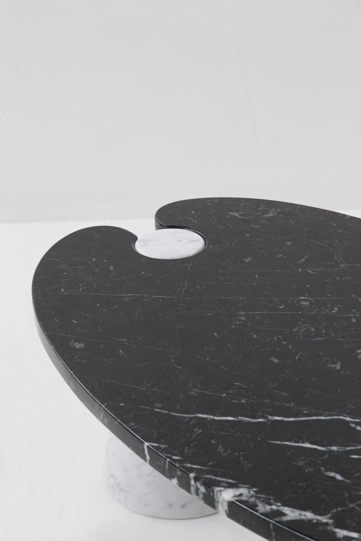 Ovaler Couchtisch von Angelo Mangiarotti aus den 1970er Jahren mit original Skipper Label aus schwarzem und weißem Marmor. Der Couchtisch wurde aus zwei verschiedenen Marmorsorten entworfen und hergestellt. Für die beiden konischen Sockel wird ein