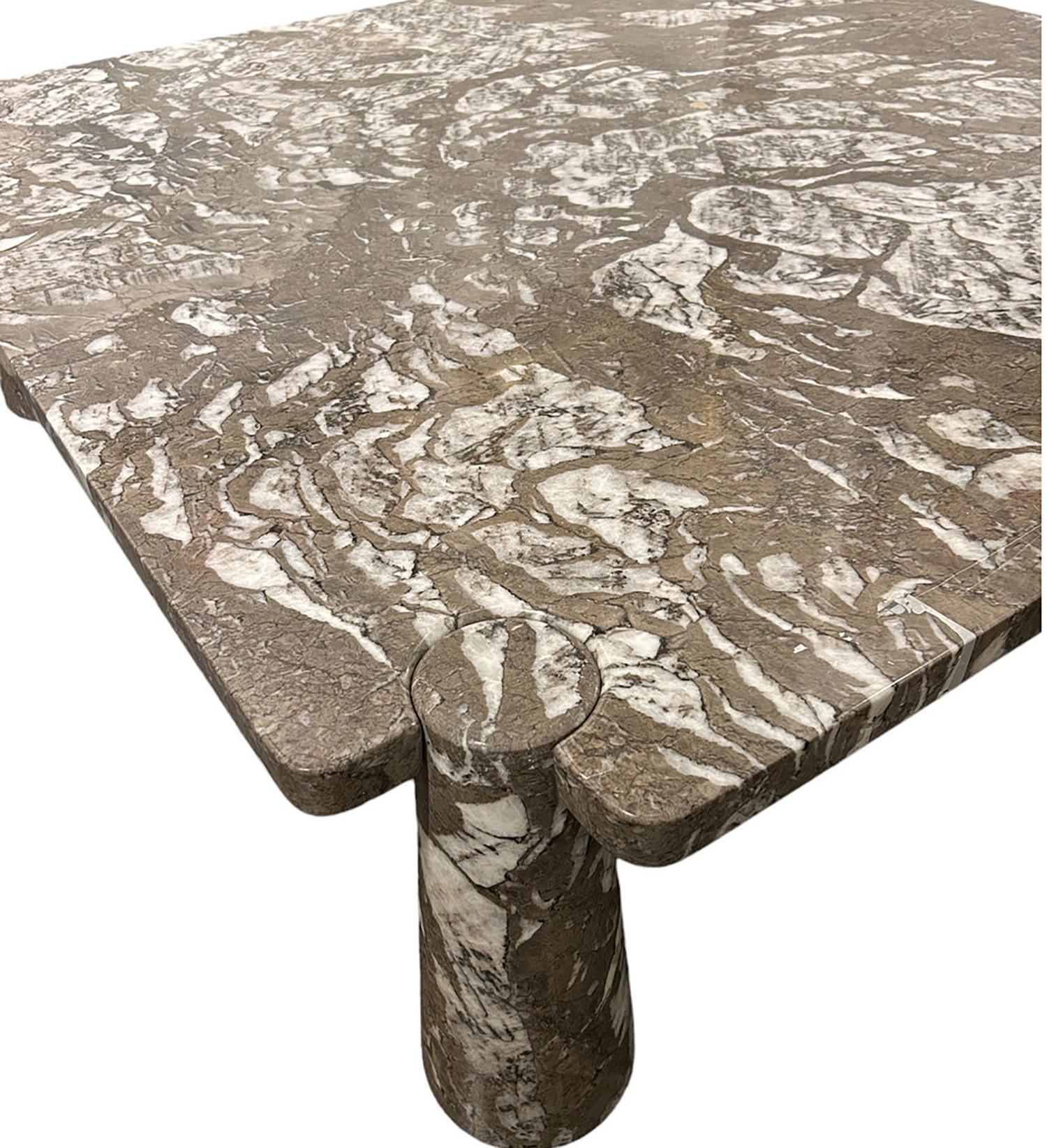 Table basse carrée en marbre par Angelo Mangiarotti circa 1960.
Plateau en marbre massif avec pieds cylindriques s'emboîtant parfaitement.
Le marbre est spectaculaire et en très bon état.