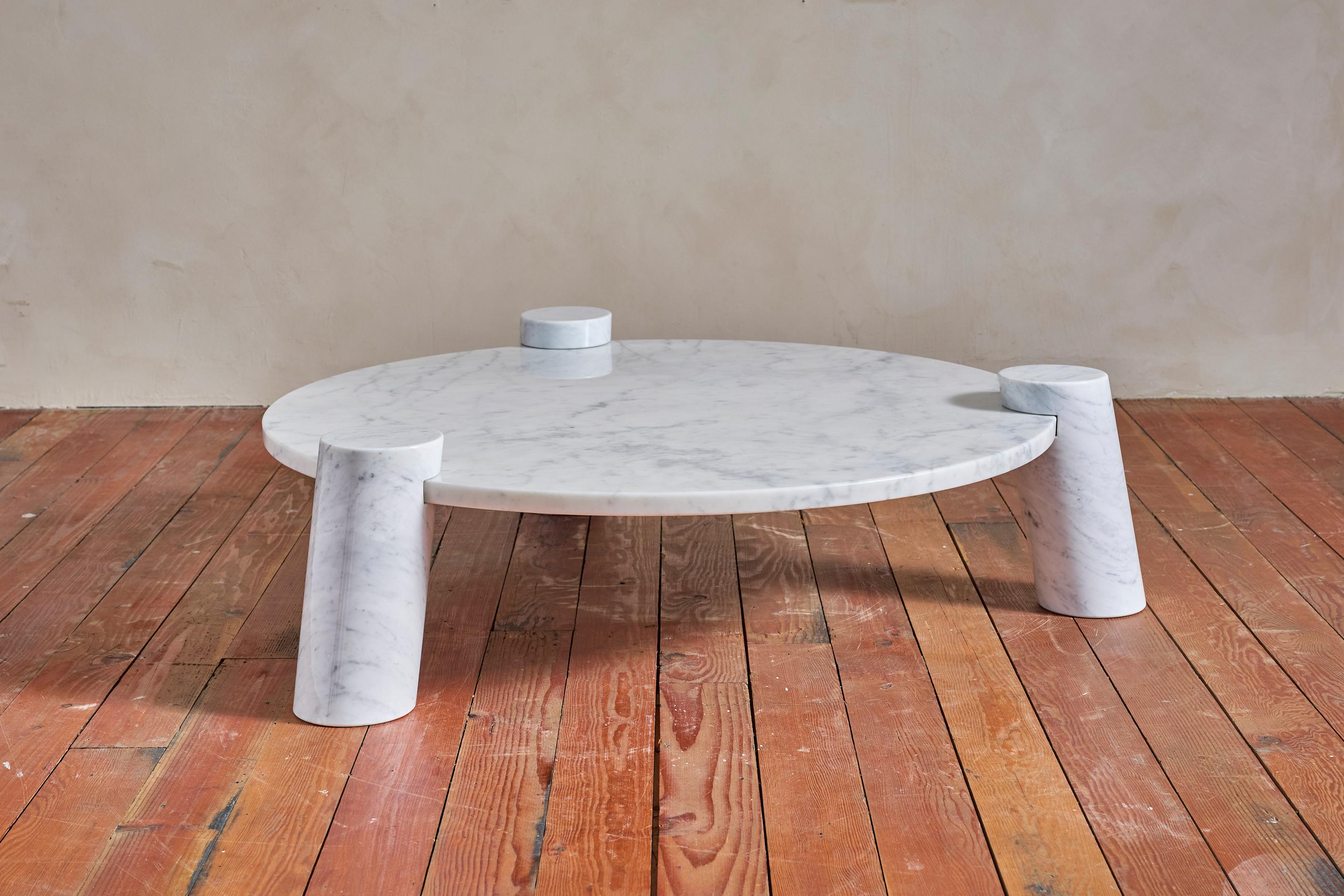 Rare table basse en marbre blanc par Angelo Mangiarotti - Italie 1970

Construit avec trois pieds en marbre inclinés qui s'encastrent dans la partie supérieure à l'intérieur de chacun des 3 pieds. 

Une pièce exquise !