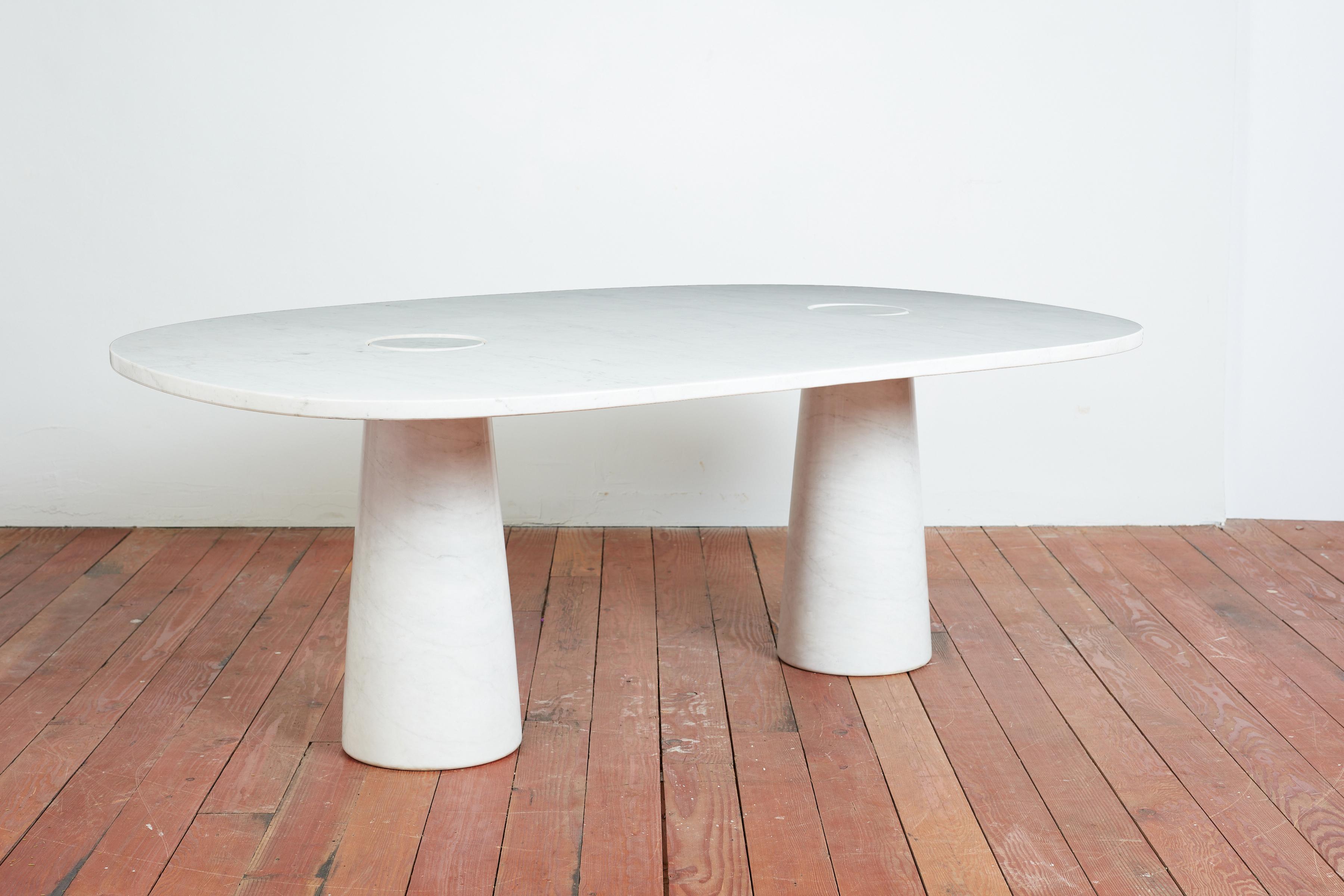 
Rare shaped white Carrara marble dining table by Angelo Mangiarotti in gorgeous Cararra marble.

Part of the Eros series for Skipper, Italy, 1971. 

2 gigantic cylinder columns support the table top creating extra space for legroom Wonderful rare