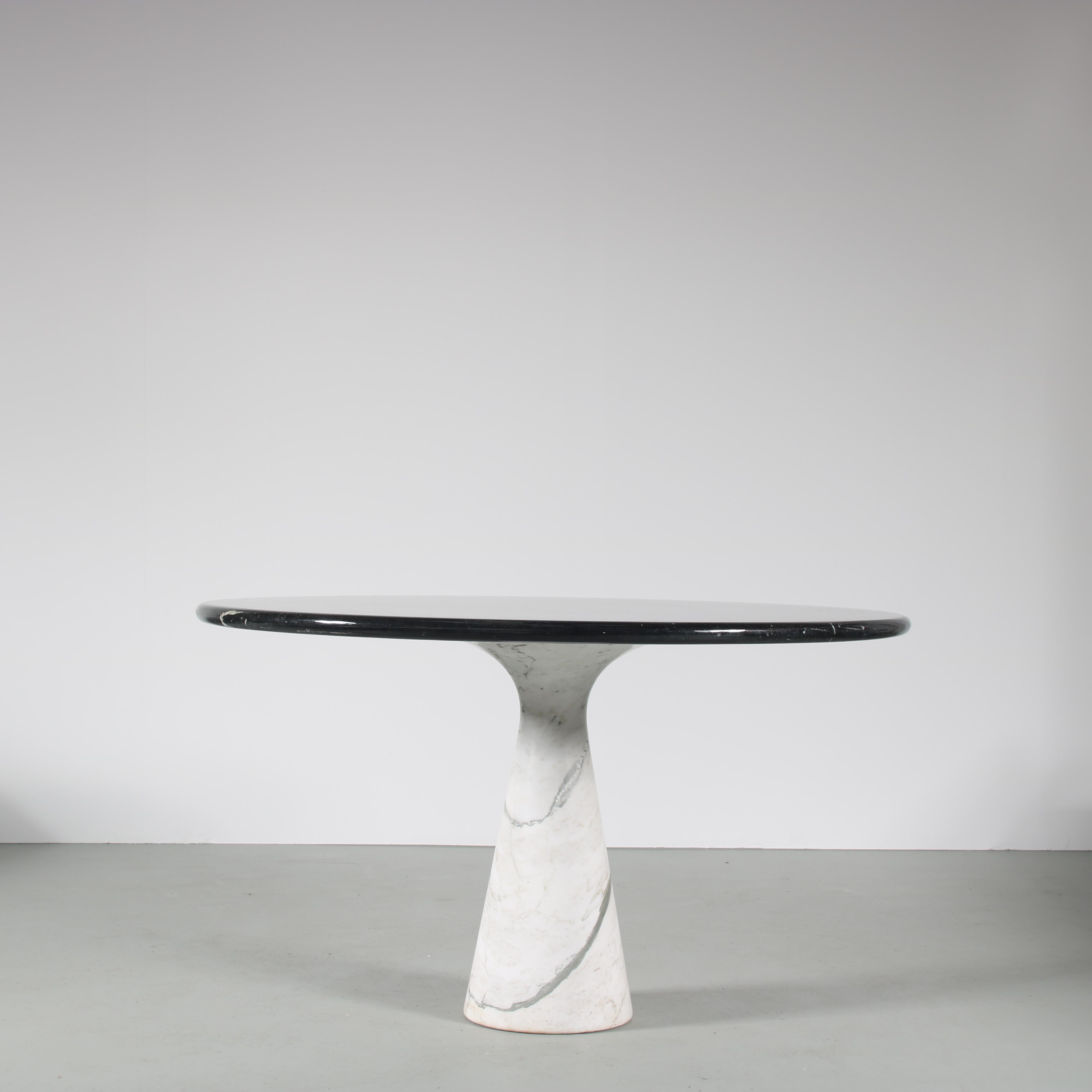Une fantastique table à manger conçue par Angelo Mangiarotti, fabriquée par Skipper en Italie vers 1960.

Cette pièce impressionnante est faite de marbre blanc de haute qualité avec un plateau rond en marbre noir. Un matériau qui exprime