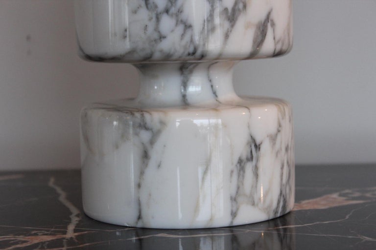 A double sided white marble vase by Angelo Mangiarotti for Knoll, 1960s.