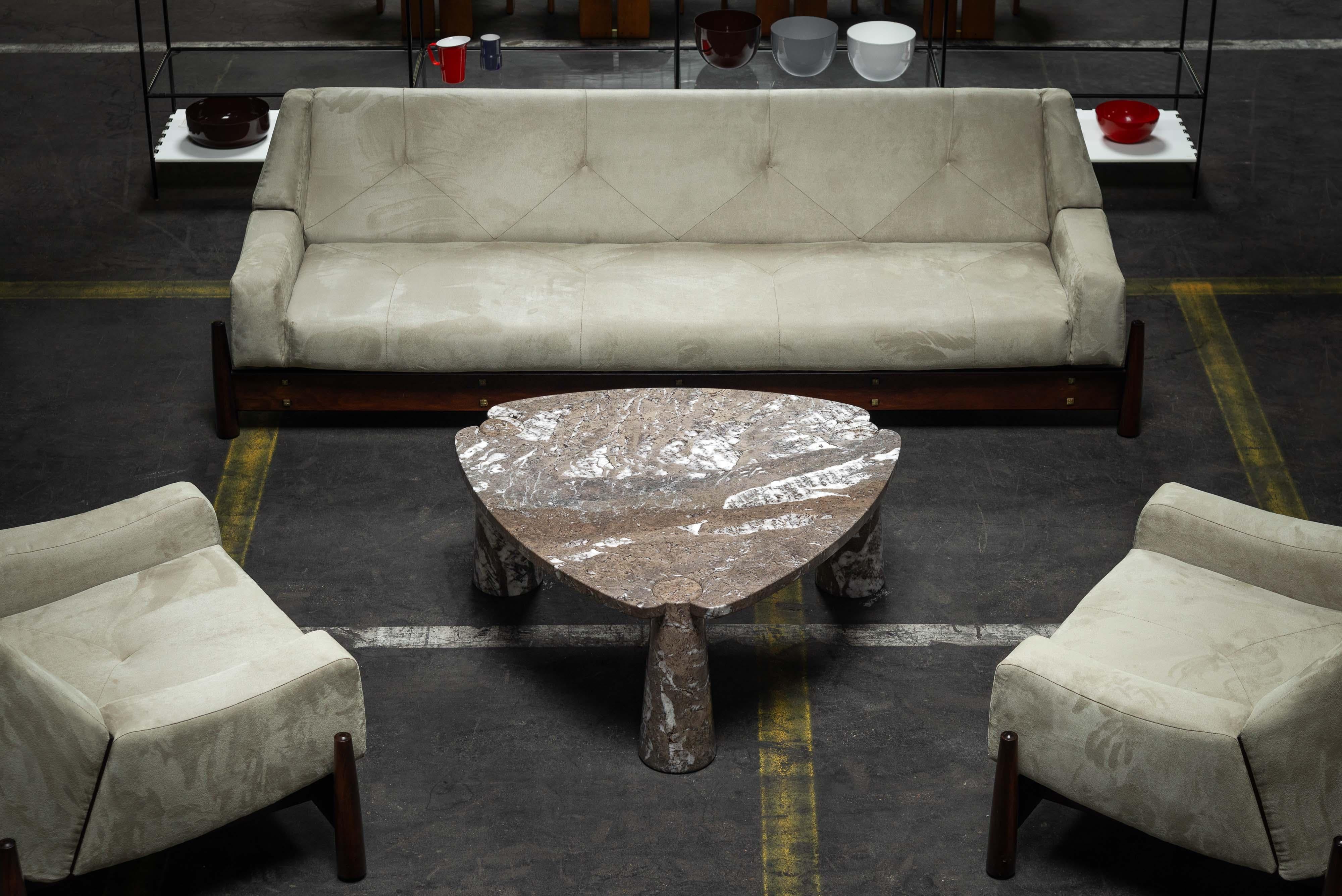 Superbe table basse triangulaire de la série Eros conçue par Angelo Mangiarotti et fabriquée par Skipper en Italie en 1971. Réalisé en marbre massif de Mondragon, il présente un grain absolument fascinant, avec les veines blanches typiques qui