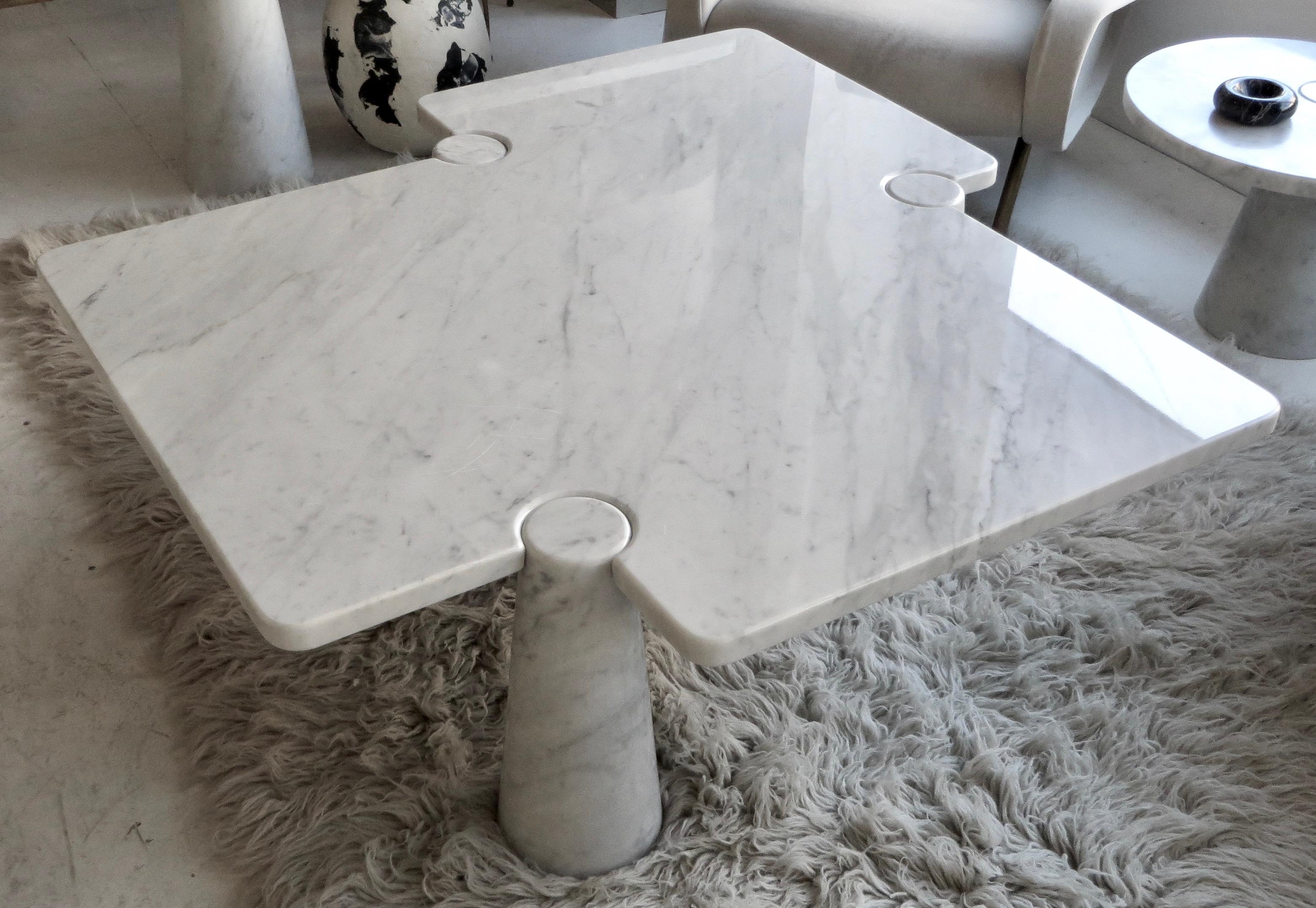 Angelo Mangiarotti manufactured by Skipper, circa 1970. Model 'Freccia' from the Eros Collection, white Carrara marble. This is a rare table. The asymmetrical design is outstanding and unique to Angelo Mangiarotti use of architecture in all his Eros