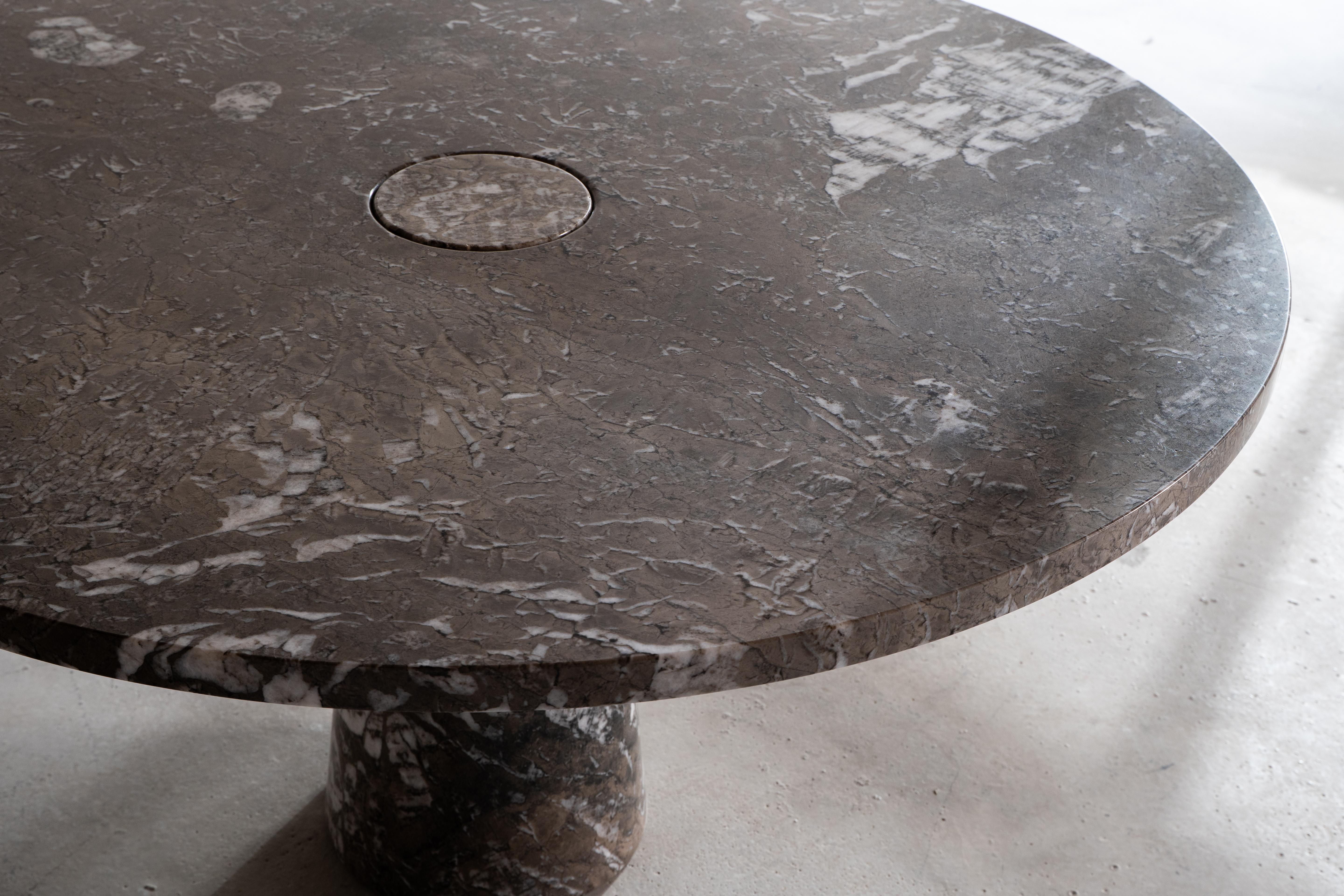 Rare table de salle à manger Eros conçue par Angelo Mangiarotti et produite par Skipper dans les années 1970. Cette version ronde extra-large, d'un diamètre de 145 cm, est exécutée dans le spectaculaire marbre de Mondragon, célèbre pour ses veines