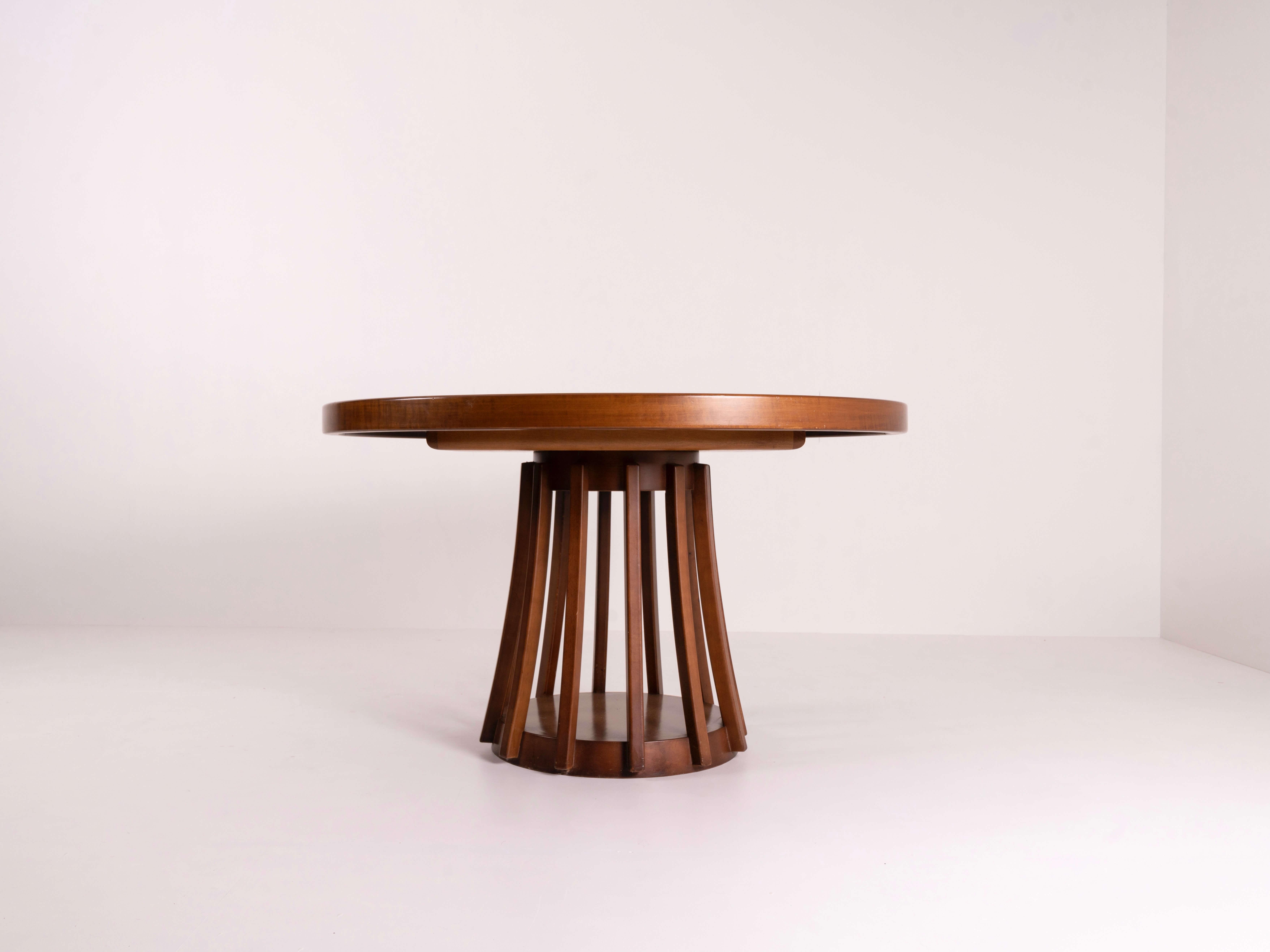 Beautiful Angelo Mangiarotti extendable round dining table in walnut veneer from Italy ca 1970s. The table with model S11 is from the Programma series by Sorgente Dei Nobili. It is extendable with a piece that is hidden within the table with a very
