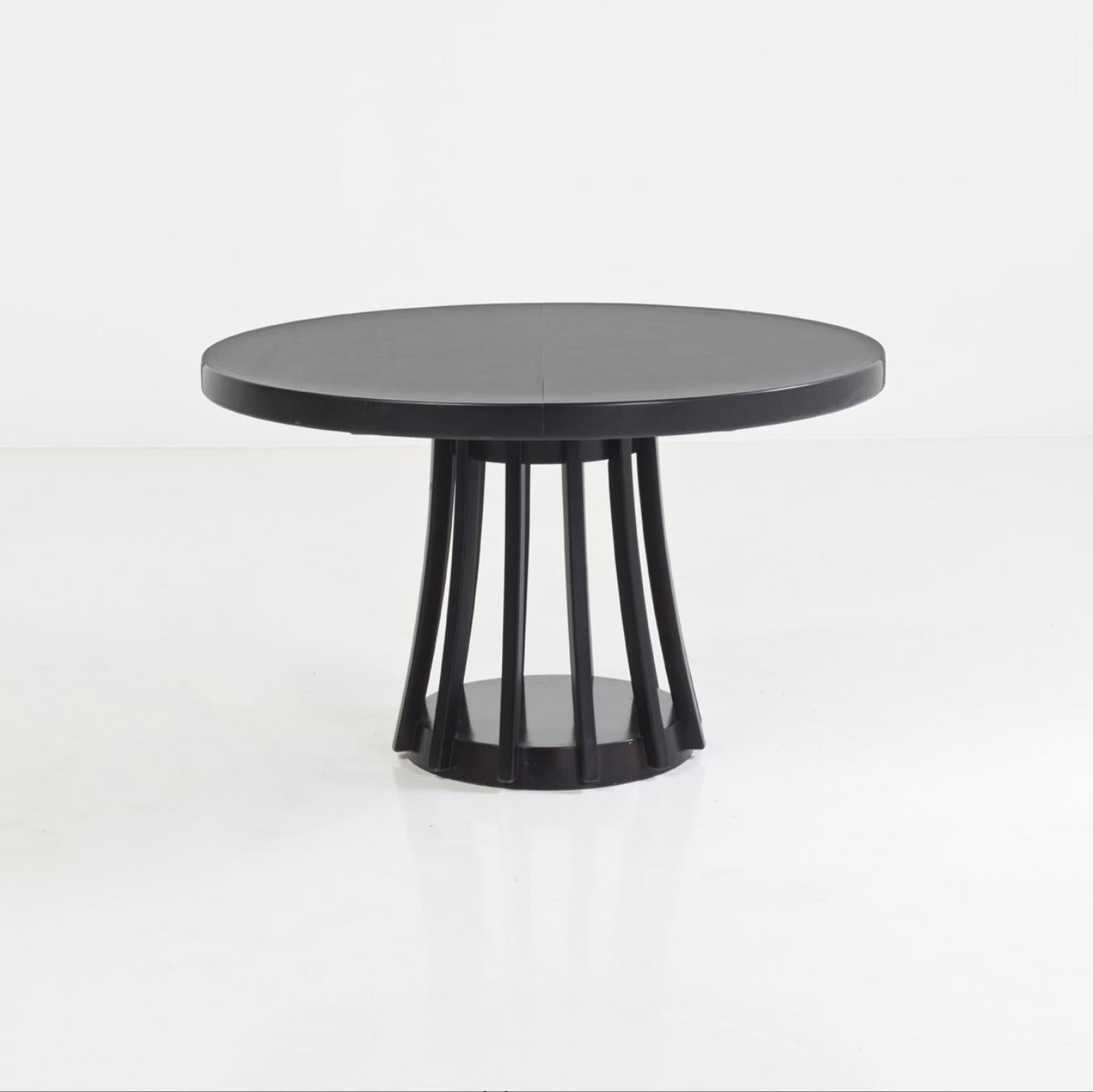 Der von dem berühmten italienischen Designer Angelo Mangiarotti entworfene Ausziehtisch S11 ist eine echte Ikone des Stils und des guten Geschmacks.

Die runde Form des Tisches schafft ein einladendes und intimes Esserlebnis. Außerdem kann der Tisch