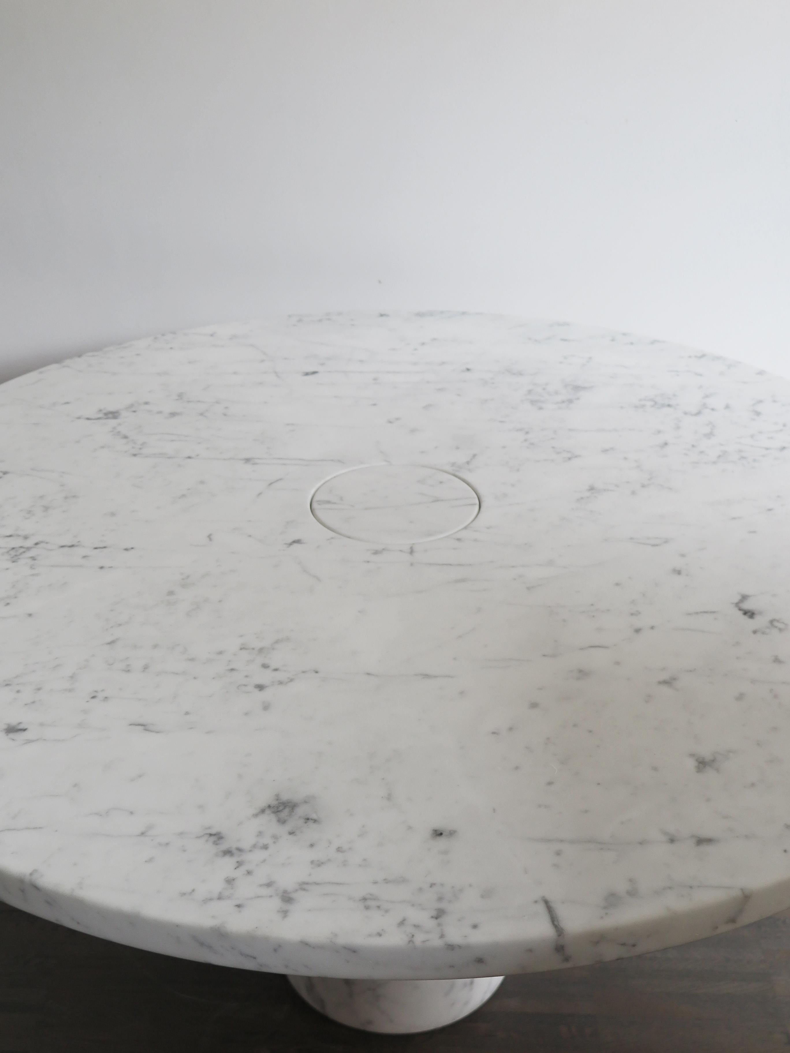 Angelo Mangiarotti für Agapecasa, Italienischer Eros-Tisch aus weißem Carrara-Marmor (21. Jahrhundert und zeitgenössisch) im Angebot