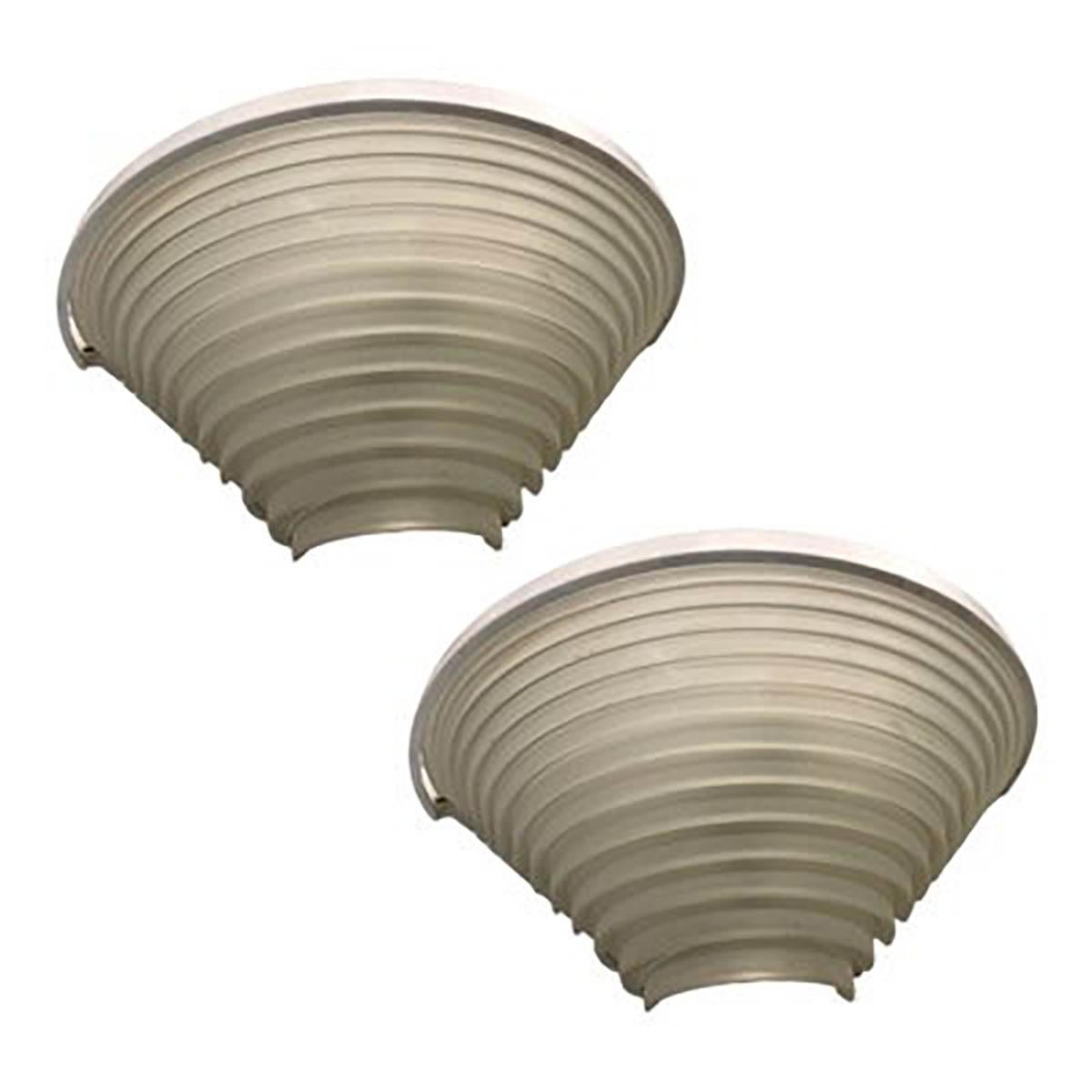 Applique vintage italiane con paralume in vetro sabbiato bianco su struttura in metallo verniciato 
Disegnato da Angelo Mangiarotti per Artemide, circa anni '80, made in Italy
Etichetta originale sulla cornice.