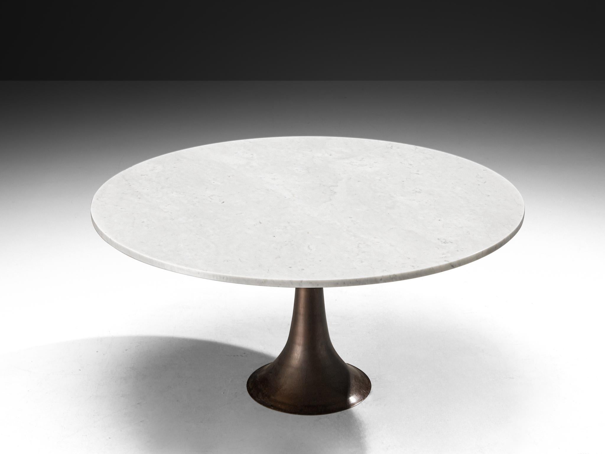 Angelo Mangiarotti pour Bernini, table de salle à manger, modèle '302', fonte de bronze, marbre, Italie, 1959

À première vue, la table est d'une simplicité trompeuse : un cercle parfait de marbre blanc posé sur une seule base effilée. Mais le geste