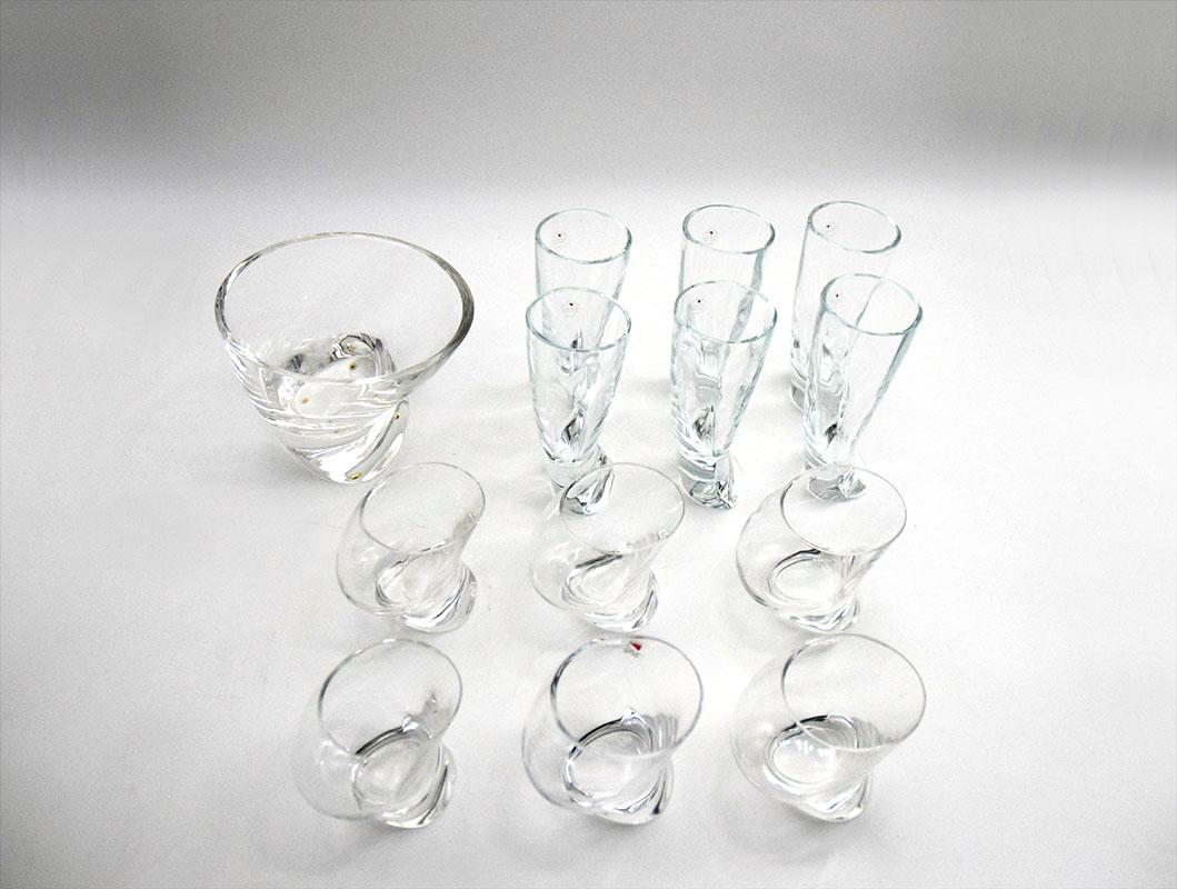 Angelo Mangiarotti drinking service for Cristallerie Il Colle 1970s.
Set of 6 low and 6 tall glasses and crystal ice box.
In excellent condition.

Dimensions: bucket diam 17 x h 11 cm - low glasses diam 9 x h 8,5 - tall glasses diam 6,5 x h 18 cm
