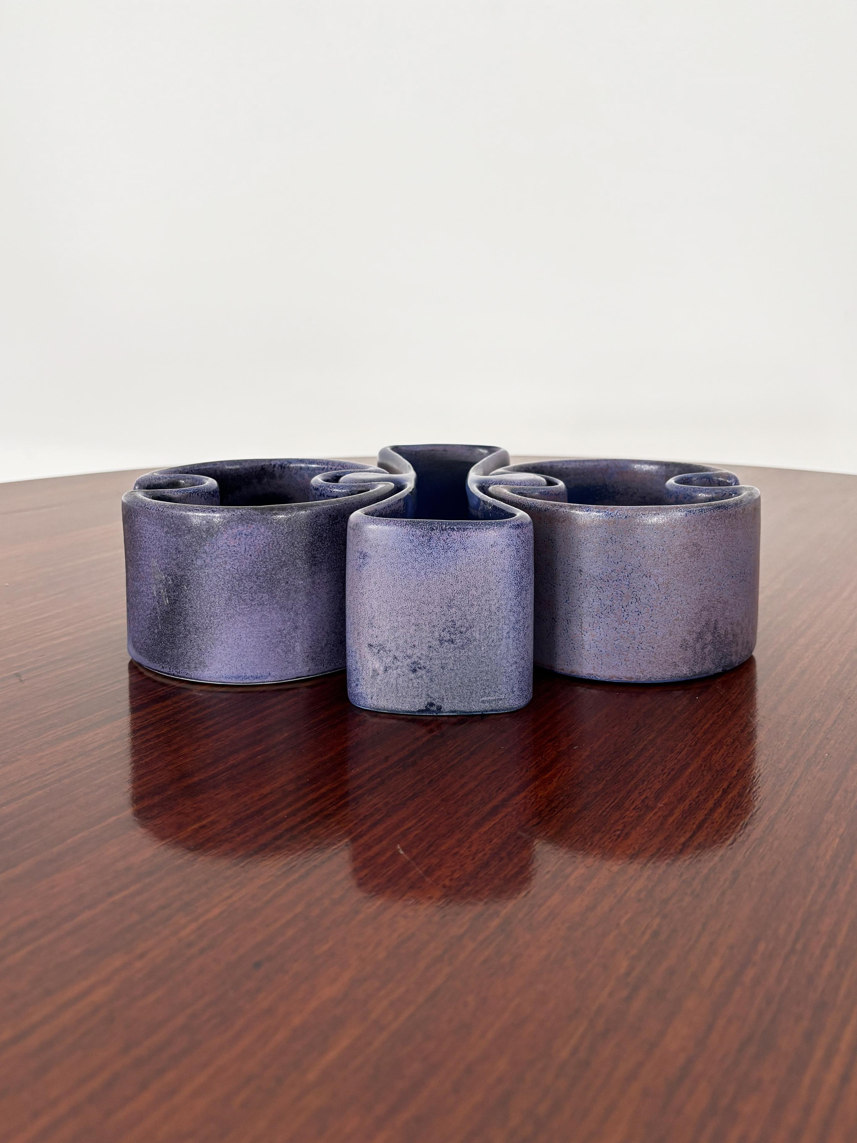 Centrotavola in ceramica vitrea di design italiano della metà del secolo scorso, disegnato da Angelo Mangiarotti e prodotto dai Fratelli Brambilla, composto da tre pezzi ad incastro smaltati in viola e blu, nelle loro scatole di carta originali,