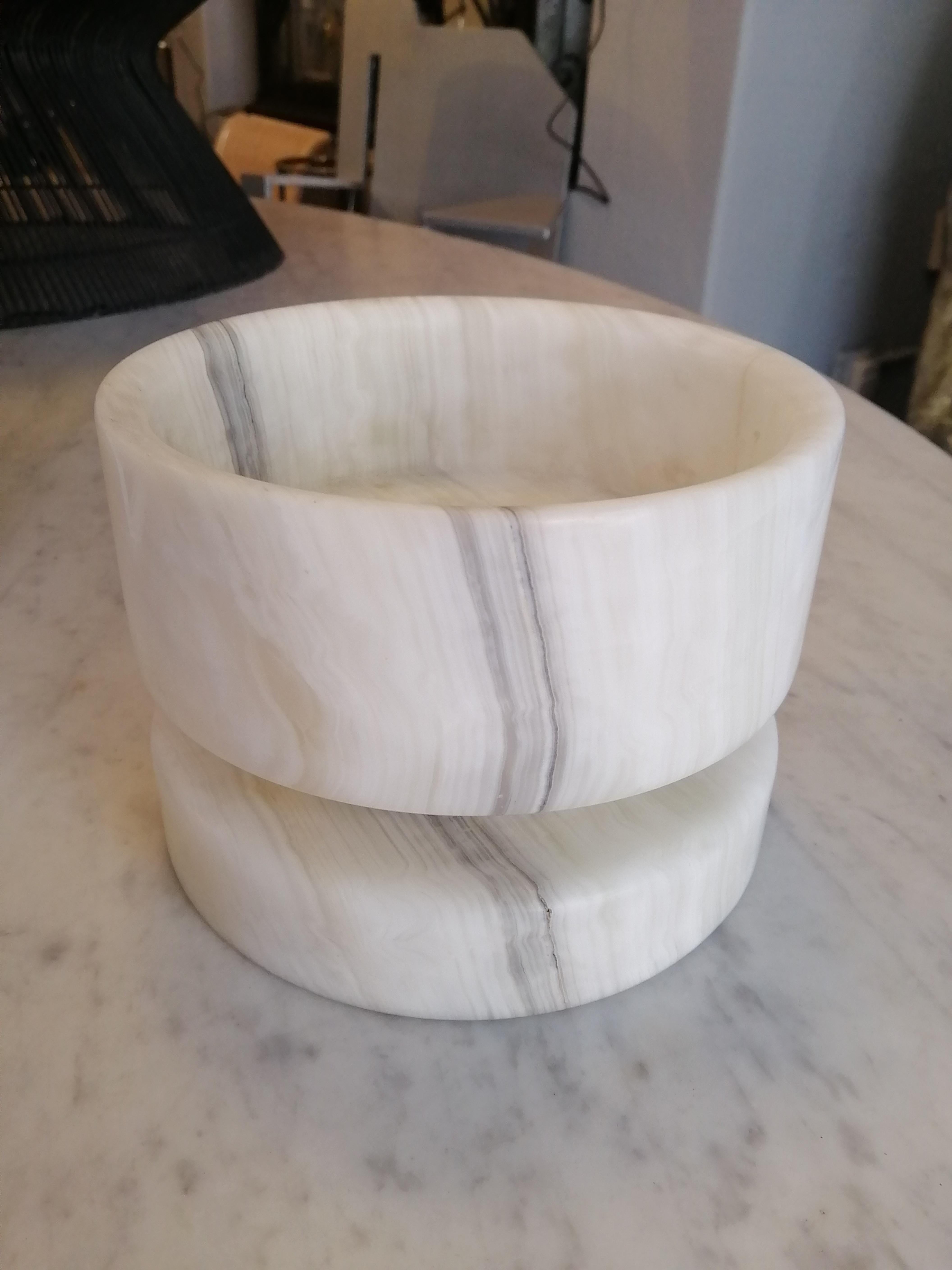 An Italian marble bowl by Angelo Mangiarotti. Manufactured by Knoll, circa 1965. The bowl shows its original sticker on the bottom.

Dimensions: 
14.8 x 20.4 cm. Ø (5.8 x 8 inches Ø).