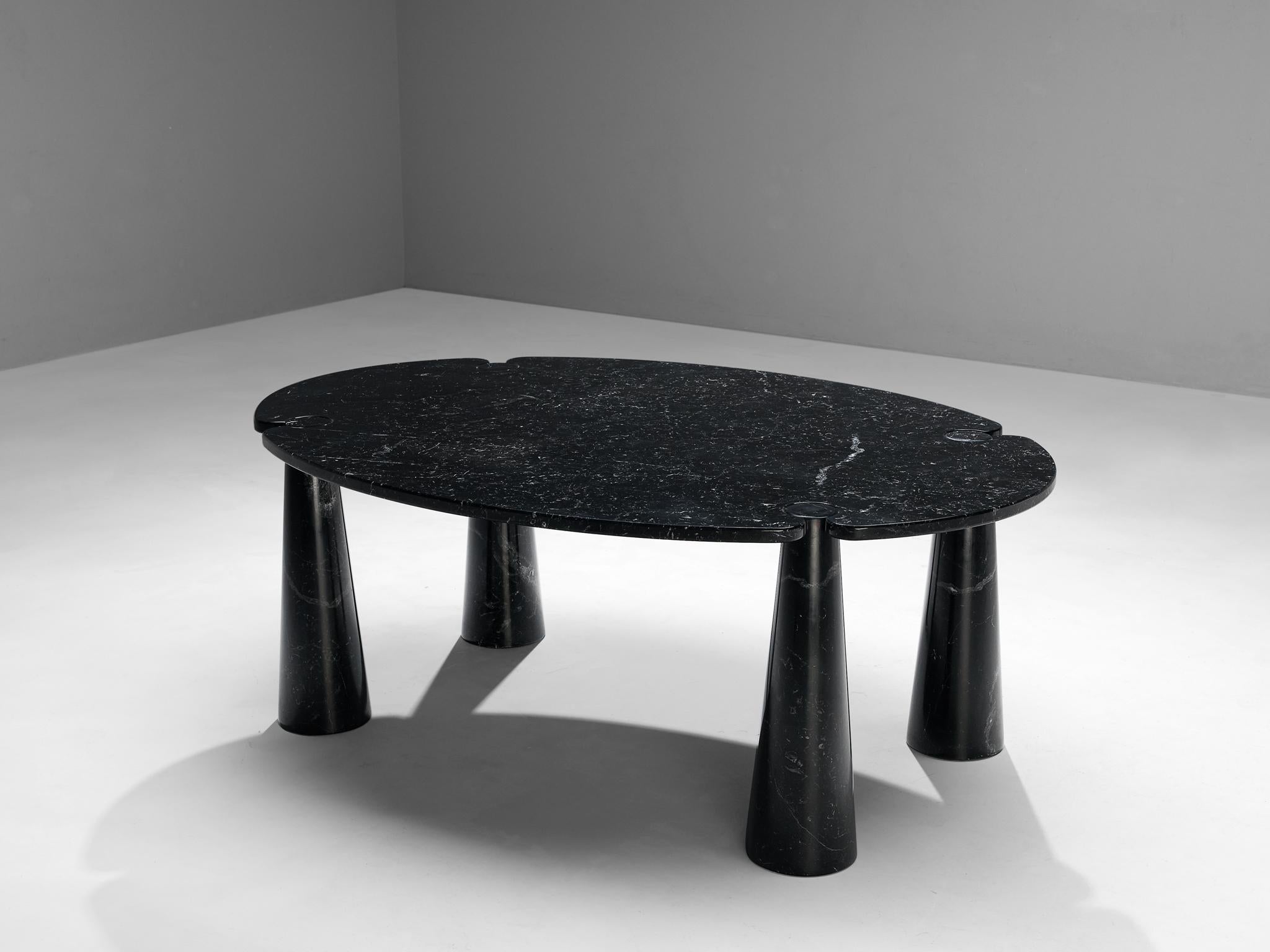 Angelo Mangiarotti für Skipper, Esstisch 'Eros', Marquina-Marmor, 1971

Dieser skulpturale Tisch von Angelo Mangiarotti ist ein gekonntes Beispiel für postmodernes Design. Der Tisch ist in schwarzem Marquina-Marmor ausgeführt. Die runde Tischplatte