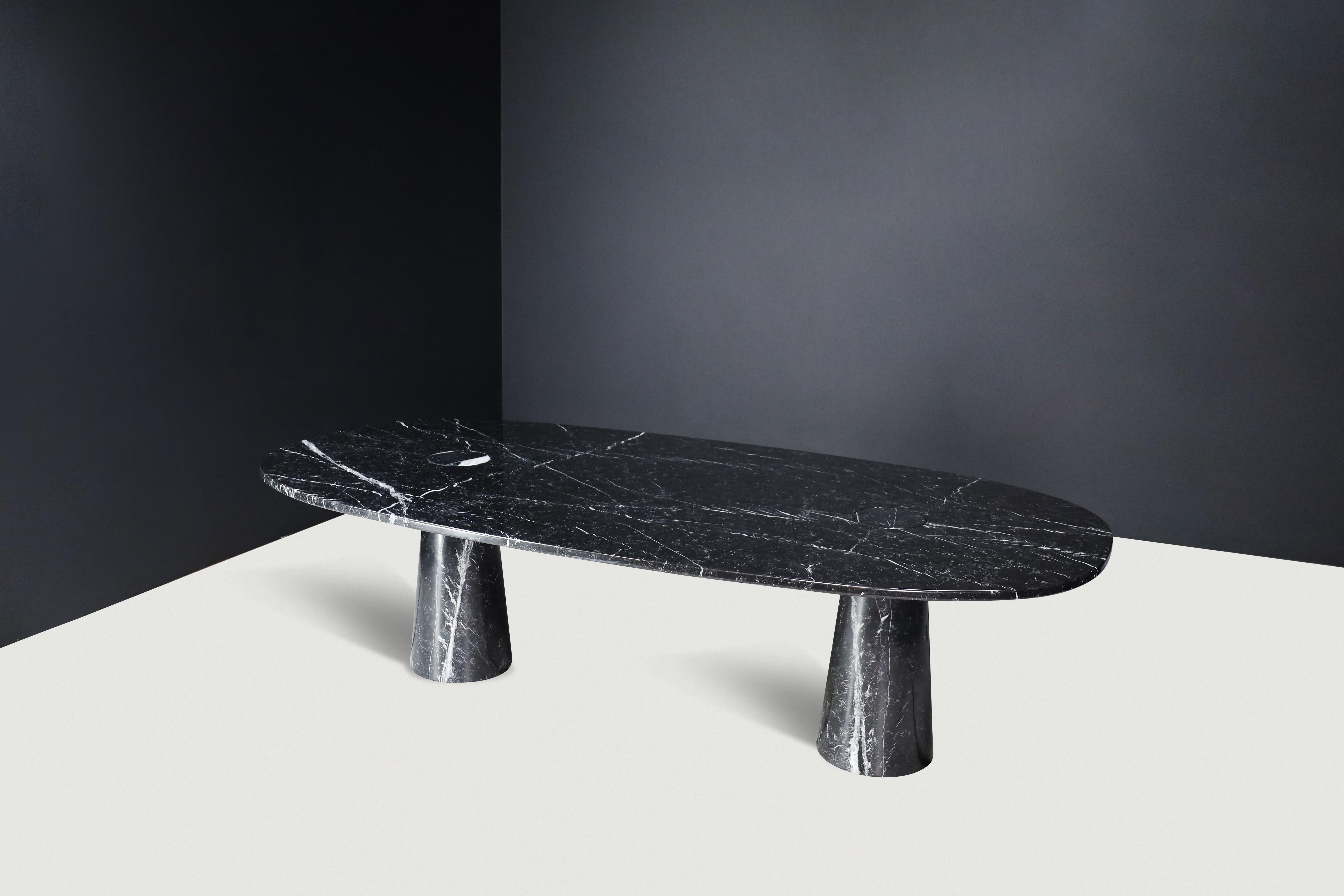 Angelo Mangiarotti für Skipper 'Eros' Großer ovaler Esstisch oder Schreibtisch aus schwarzem Marquina-Marmor, Italien, 1970er Jahre.

Dieser beeindruckende skulpturale Tisch oder Schreibtisch, entworfen von Angelo Mangiarotti, ist ein Beispiel für